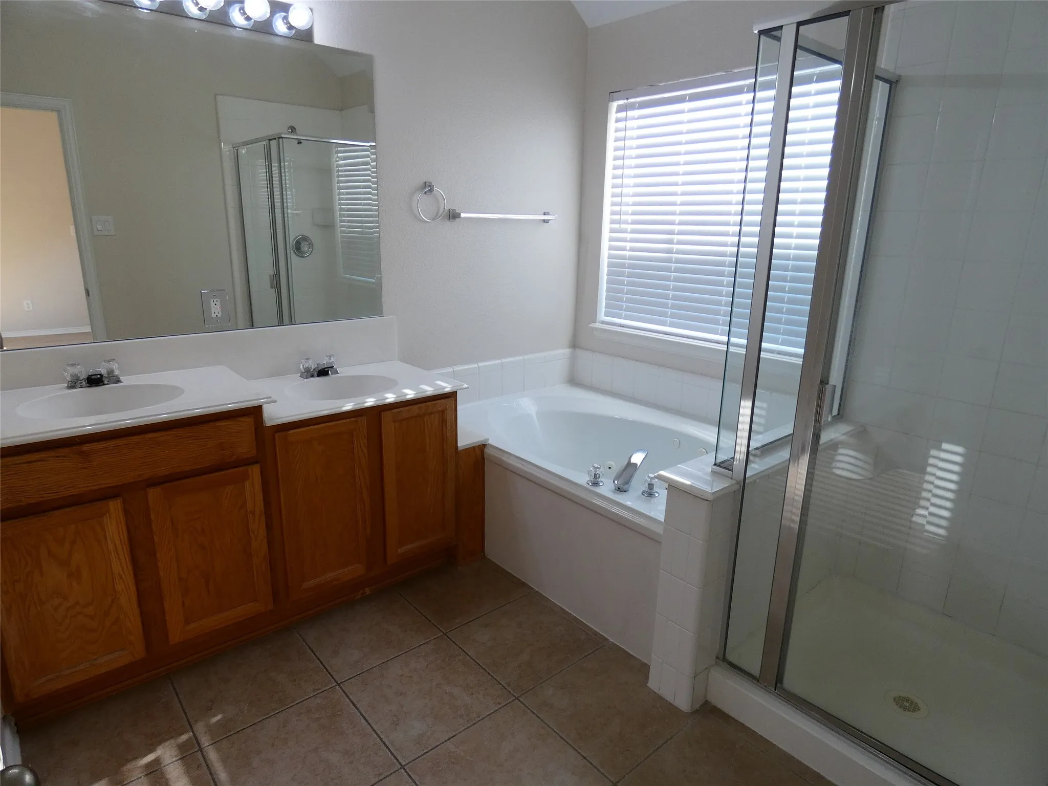 Single Family Residence For Sale in Rockwall County , 2967 Wild Oak Lane, Rockwall, Texas 75032, 3 Bedroom, 2 Bathroom, 2 Garage spaces, 1,769 Sqft, built in 2003, mls#21349486, Real Estate Agent in Rockwall, Homes For Sale in Rockwall county, Homes For Sale in Rockwall, Realtor in Rockwall Texas, Real Estate Brokerage Independent Realty Texas, Luminita Cordes Realtor