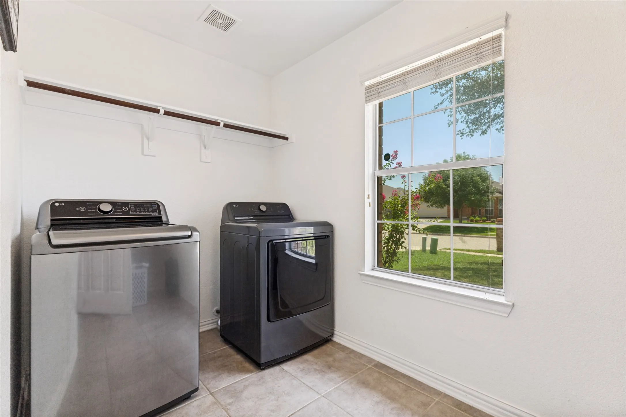 Single Family Residence For Sale in Tarrant County , 7045 Welshman Drive, Fort Worth, Texas 76137, 3 Bedroom, 2 Bathroom, 2 Garage spaces, 1,626 Sqft, built in 2006, mls#21348899, Real Estate Agent in Fort Worth, Homes For Sale in Tarrant county, Homes For Sale in Fort Worth, Realtor in Fort Worth Texas, Real Estate Brokerage Independent Realty Texas, Luminita Cordes Realtor