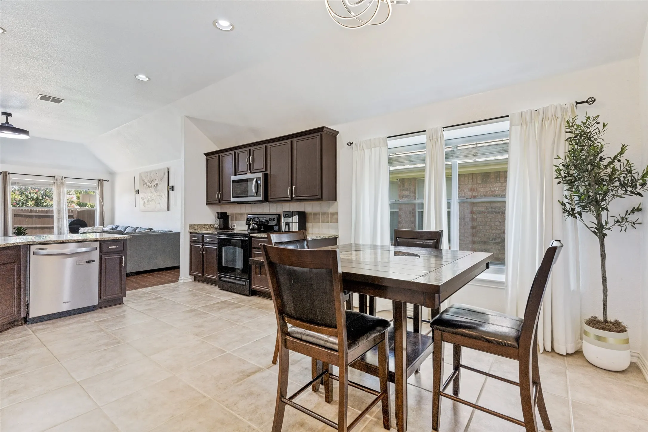 Single Family Residence For Sale in Tarrant County , 7045 Welshman Drive, Fort Worth, Texas 76137, 3 Bedroom, 2 Bathroom, 2 Garage spaces, 1,626 Sqft, built in 2006, mls#21348899, Real Estate Agent in Fort Worth, Homes For Sale in Tarrant county, Homes For Sale in Fort Worth, Realtor in Fort Worth Texas, Real Estate Brokerage Independent Realty Texas, Luminita Cordes Realtor