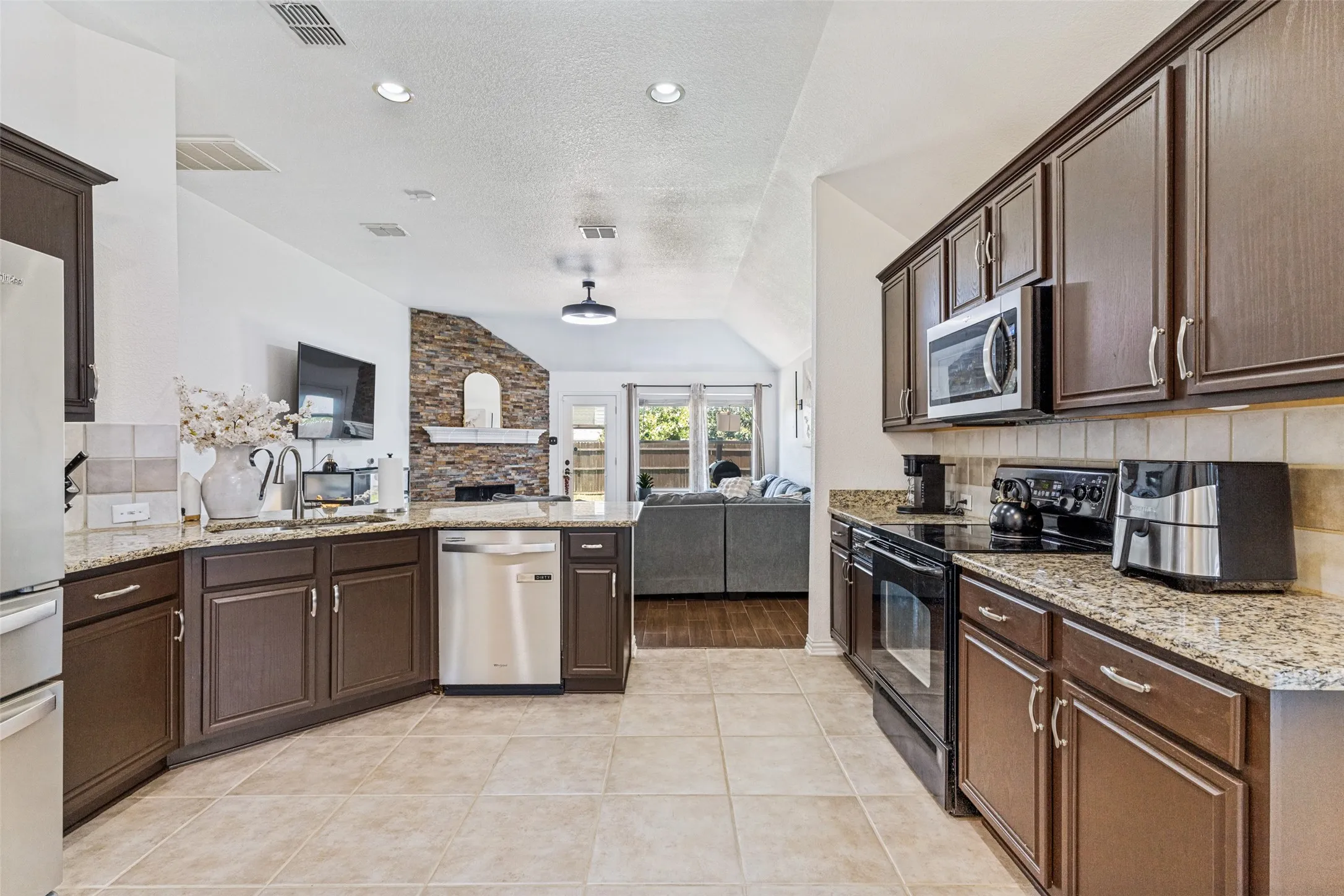 Single Family Residence For Sale in Tarrant County , 7045 Welshman Drive, Fort Worth, Texas 76137, 3 Bedroom, 2 Bathroom, 2 Garage spaces, 1,626 Sqft, built in 2006, mls#21348899, Real Estate Agent in Fort Worth, Homes For Sale in Tarrant county, Homes For Sale in Fort Worth, Realtor in Fort Worth Texas, Real Estate Brokerage Independent Realty Texas, Luminita Cordes Realtor