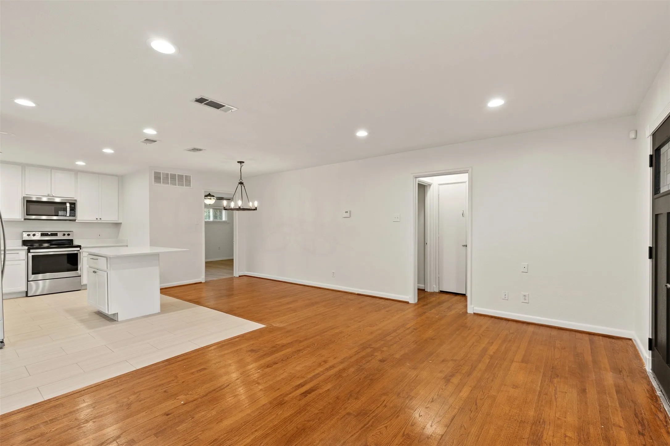 Single Family Residence For Rent in Dallas County , 8732 Glencrest Lane, Dallas, Texas 75209, 3 Bedroom, 2 Bathroom, 1 Garage spaces, 1,218 Sqft, built in 1950, mls#21349593, Real Estate Agent in Dallas, Homes For Rent in Dallas county, Homes For Rent in Dallas, Realtor in Dallas Texas, Real Estate Brokerage Independent Realty Texas, Luminita Cordes Realtor
