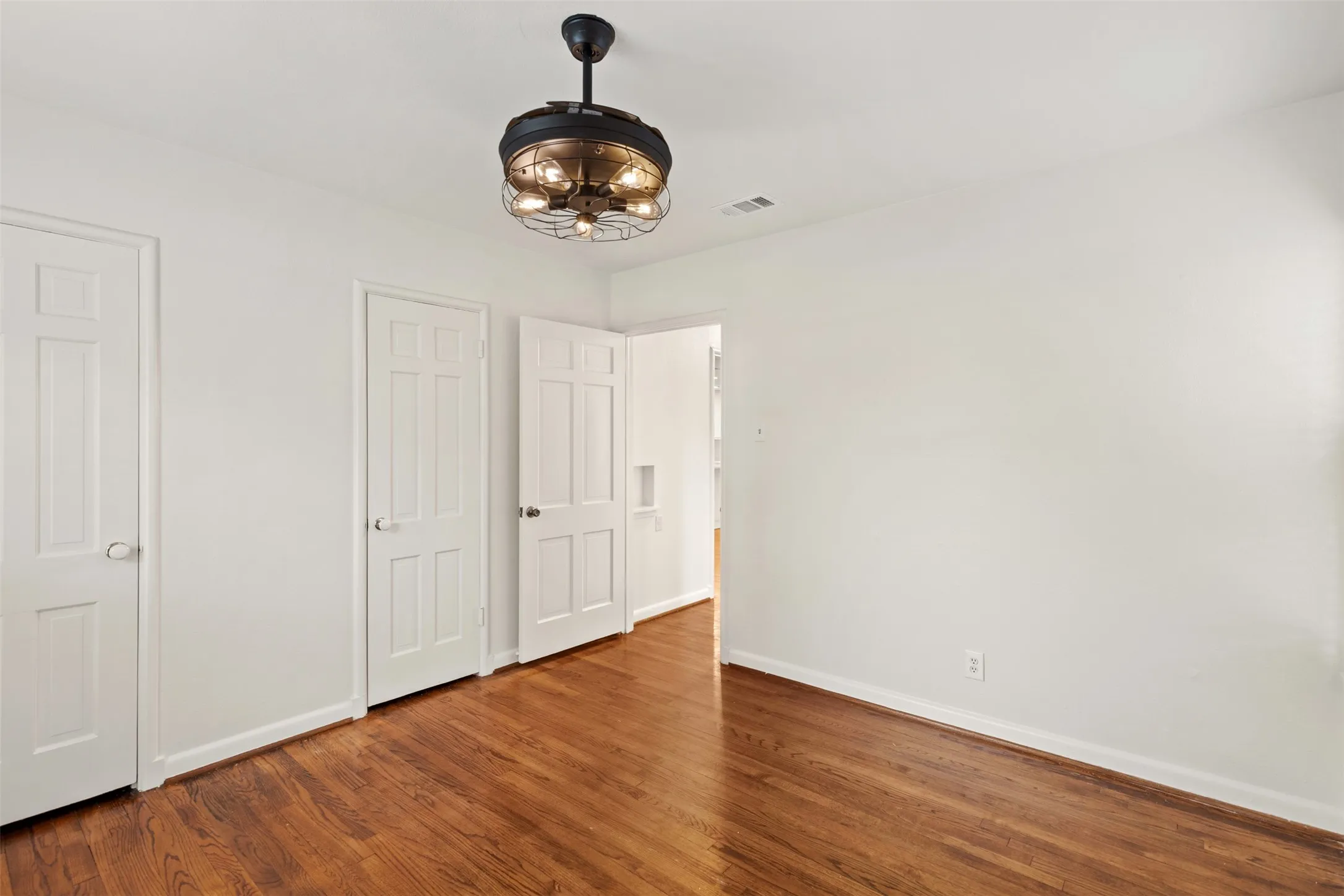 Single Family Residence For Rent in Dallas County , 8732 Glencrest Lane, Dallas, Texas 75209, 3 Bedroom, 2 Bathroom, 1 Garage spaces, 1,218 Sqft, built in 1950, mls#21349593, Real Estate Agent in Dallas, Homes For Rent in Dallas county, Homes For Rent in Dallas, Realtor in Dallas Texas, Real Estate Brokerage Independent Realty Texas, Luminita Cordes Realtor