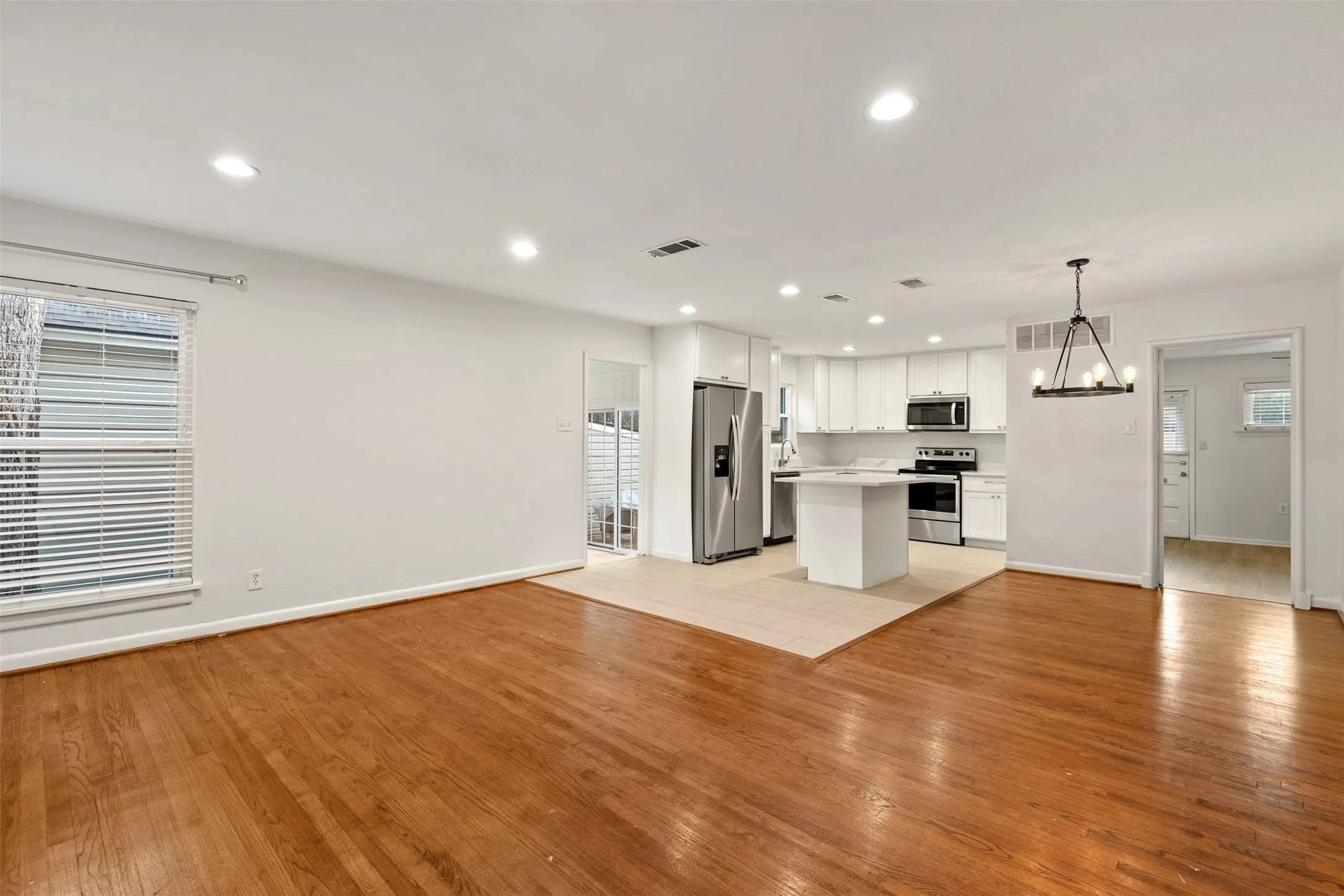 Single Family Residence For Rent in Dallas County , 8732 Glencrest Lane, Dallas, Texas 75209, 3 Bedroom, 2 Bathroom, 1 Garage spaces, 1,218 Sqft, built in 1950, mls#21349593, Real Estate Agent in Dallas, Homes For Rent in Dallas county, Homes For Rent in Dallas, Realtor in Dallas Texas, Real Estate Brokerage Independent Realty Texas, Luminita Cordes Realtor