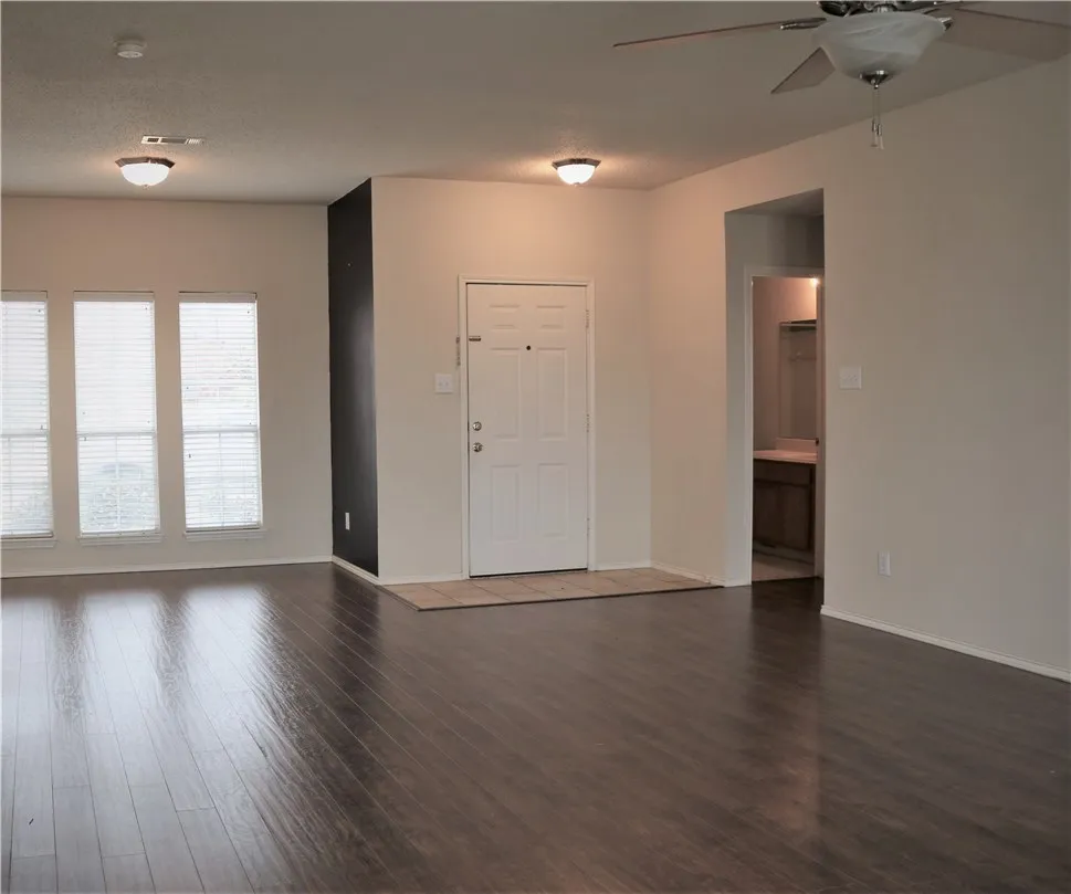 Single Family Residence For Rent in Collin County , 5600 Vineyard Lane, Mc Kinney, Texas 75070, 3 Bedrooms, 2 Bathrooms, 2 Garage spaces, 1,704 Sqft, built in 2001, Price $2,200, mls#21349535, Real Estate Agent in Mc Kinney, Homes For Rent in Collin county, Homes For Rent in Mc Kinney, Realtor in Mc Kinney Texas, Real Estate Brokerage Independent Realty Texas, Luminita Cordes Realtor