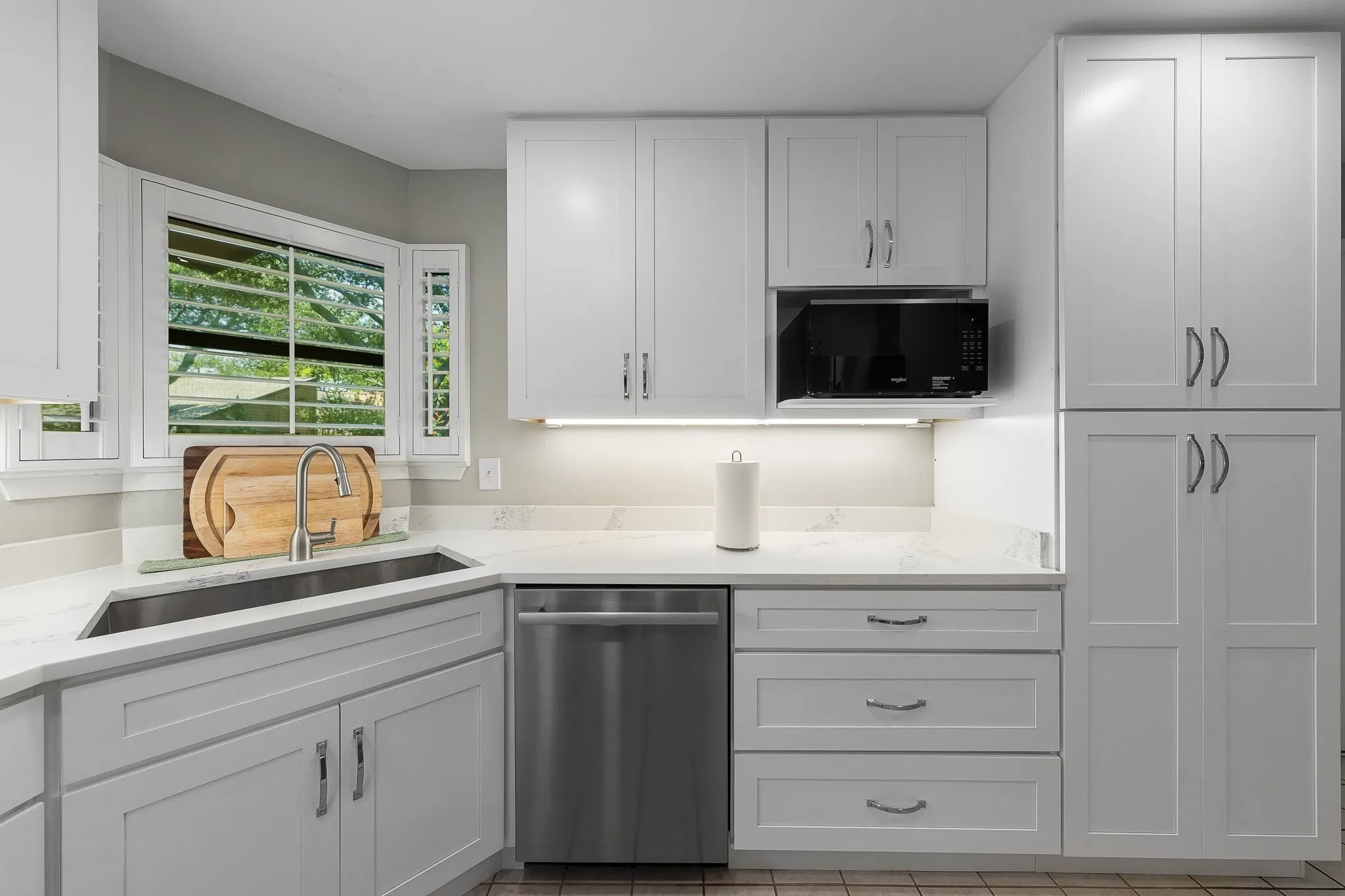 Fully updated kitchen — white cabinetry, granite counters, stainelss appliances.