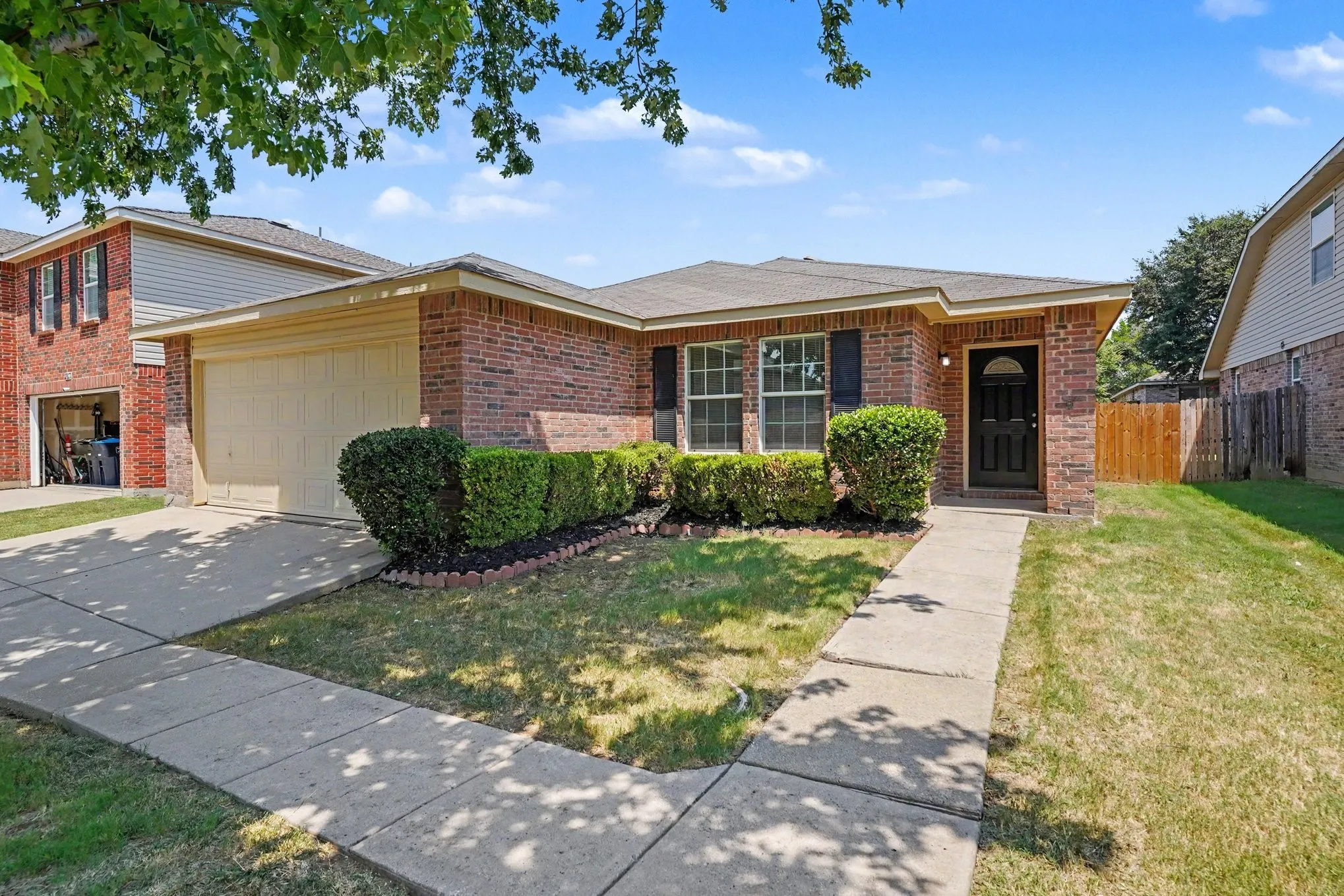 Single Family Residence For Sale in Denton County , 1817 Elk Lake Trail, Fort Worth, Texas 76247, 3 Bedroom, 2 Bathroom, 2 Garage spaces, 1,507 Sqft, built in 2006, mls#21346539, Real Estate Agent in Fort Worth, Homes For Sale in Denton county, Homes For Sale in Fort Worth, Realtor in Fort Worth Texas, Real Estate Brokerage Independent Realty Texas, Luminita Cordes Realtor