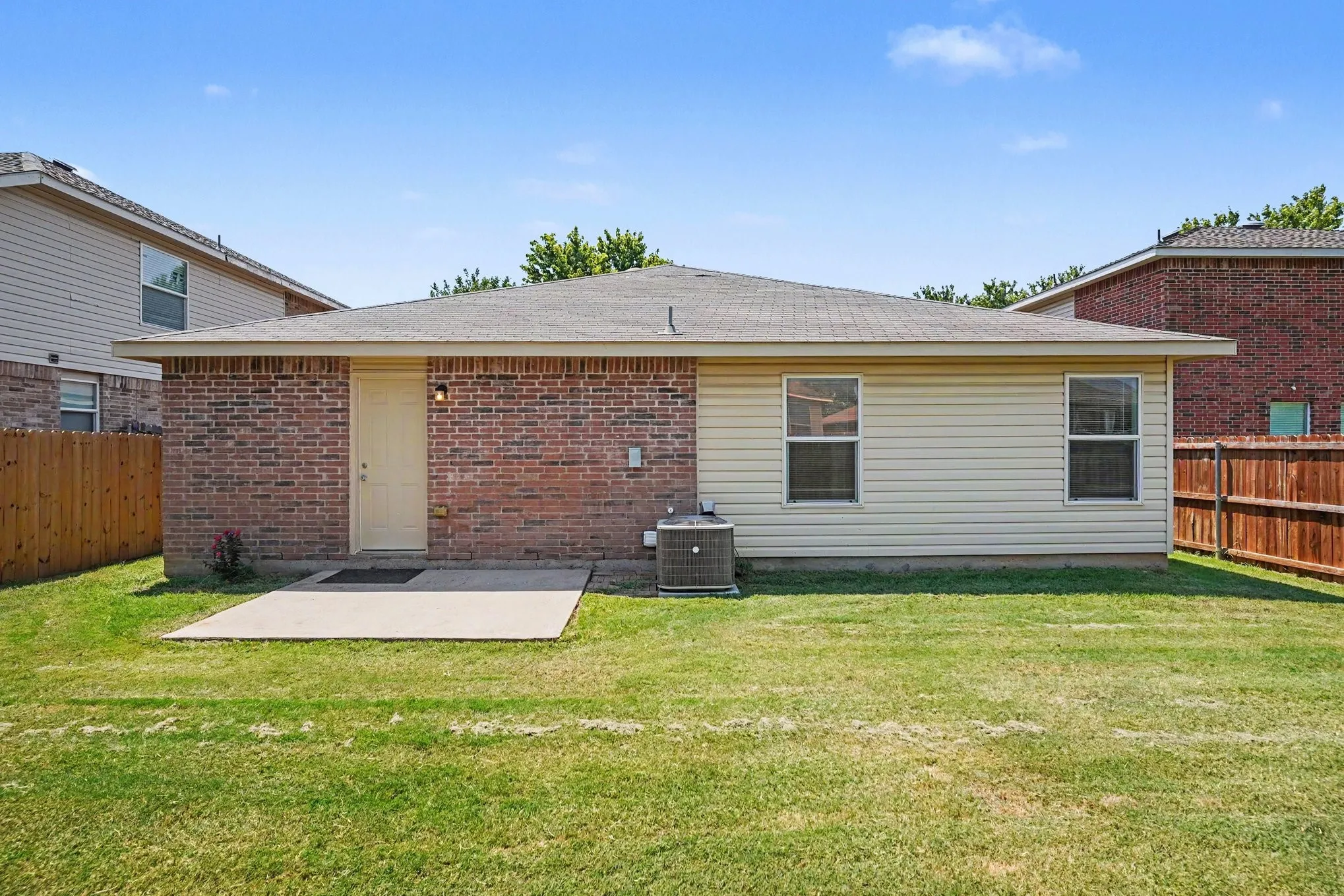 Single Family Residence For Sale in Denton County , 1817 Elk Lake Trail, Fort Worth, Texas 76247, 3 Bedroom, 2 Bathroom, 2 Garage spaces, 1,507 Sqft, built in 2006, mls#21346539, Real Estate Agent in Fort Worth, Homes For Sale in Denton county, Homes For Sale in Fort Worth, Realtor in Fort Worth Texas, Real Estate Brokerage Independent Realty Texas, Luminita Cordes Realtor