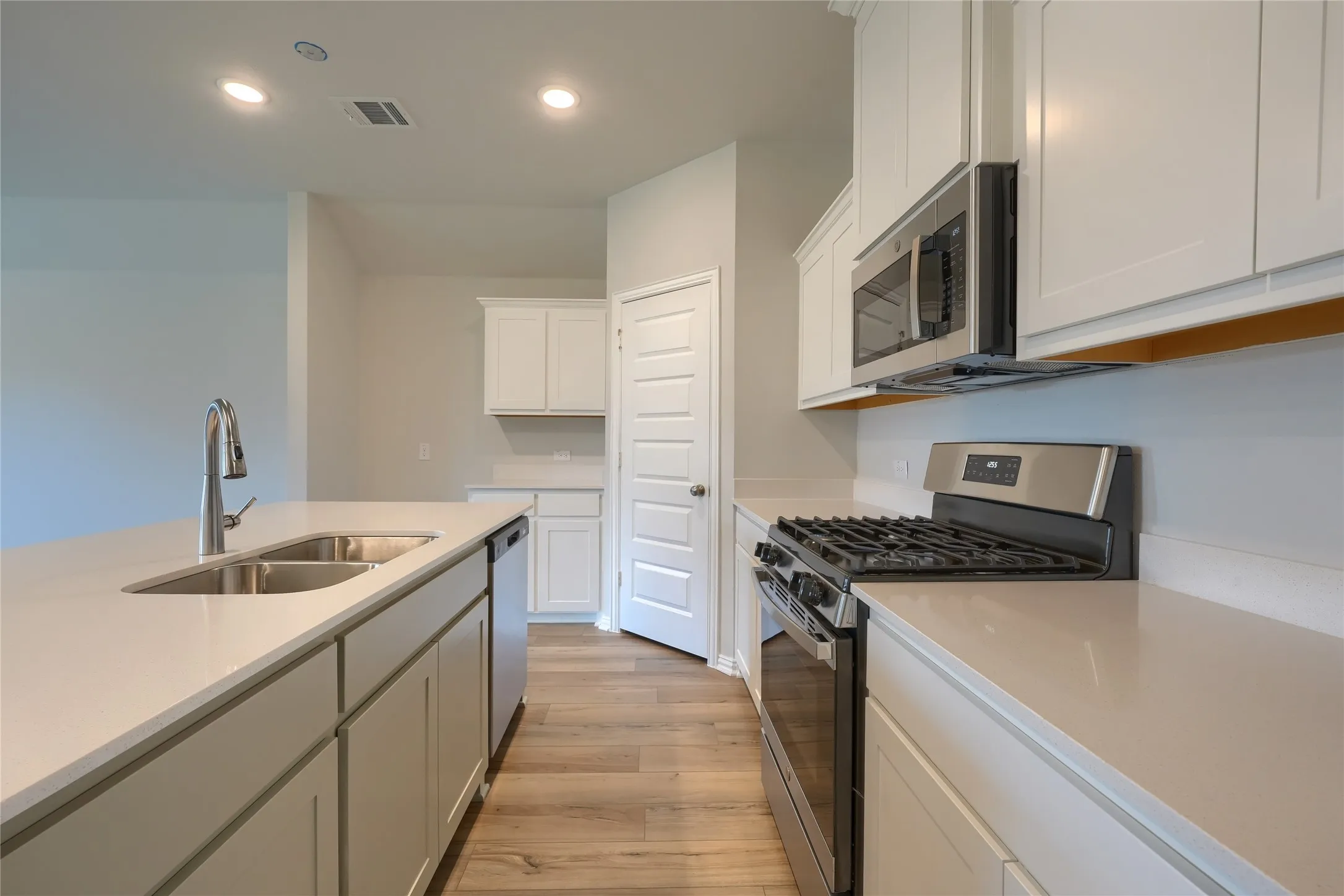 Single Family Residence For Rent in Grayson County , 513 BROOK VIEW Drive, Van Alstyne, Texas 75495, 5 Bedroom, 3 Bathroom, 2 Garage spaces, 2,908 Sqft, built in 2024, mls#21349605, Real Estate Agent in Van Alstyne, Homes For Rent in Grayson county, Homes For Rent in Van Alstyne, Realtor in Van Alstyne Texas, Real Estate Brokerage Independent Realty Texas, Luminita Cordes Realtor