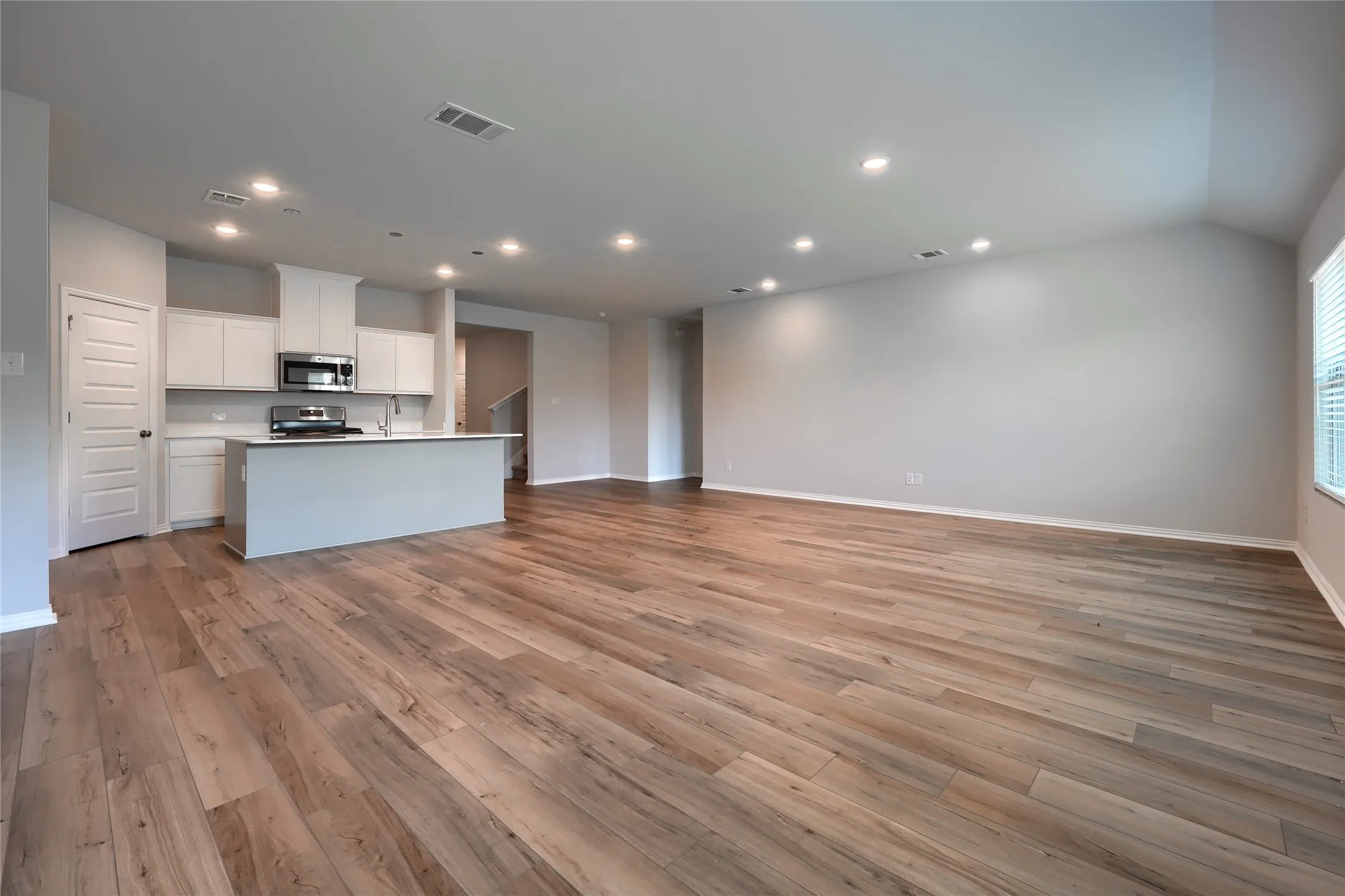 Single Family Residence For Rent in Grayson County , 513 BROOK VIEW Drive, Van Alstyne, Texas 75495, 5 Bedroom, 3 Bathroom, 2 Garage spaces, 2,908 Sqft, built in 2024, mls#21349605, Real Estate Agent in Van Alstyne, Homes For Rent in Grayson county, Homes For Rent in Van Alstyne, Realtor in Van Alstyne Texas, Real Estate Brokerage Independent Realty Texas, Luminita Cordes Realtor