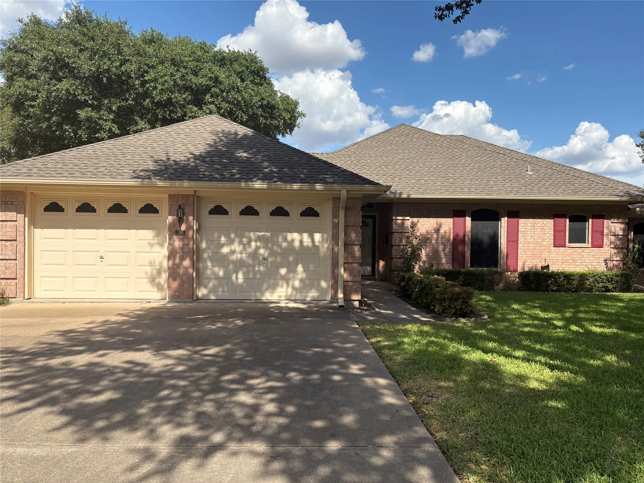 Single Family Residence For Sale in Ellis County , 804 S PARIS Street, Ennis, Texas 75119, 3 Bedroom, 3 Bathroom, 2 Garage spaces, 1,726 Sqft, built in 1996, mls#21347566, Real Estate Agent in Ennis, Homes For Sale in Ellis county, Homes For Sale in Ennis, Realtor in Ennis Texas, Real Estate Brokerage Independent Realty Texas, Luminita Cordes Realtor