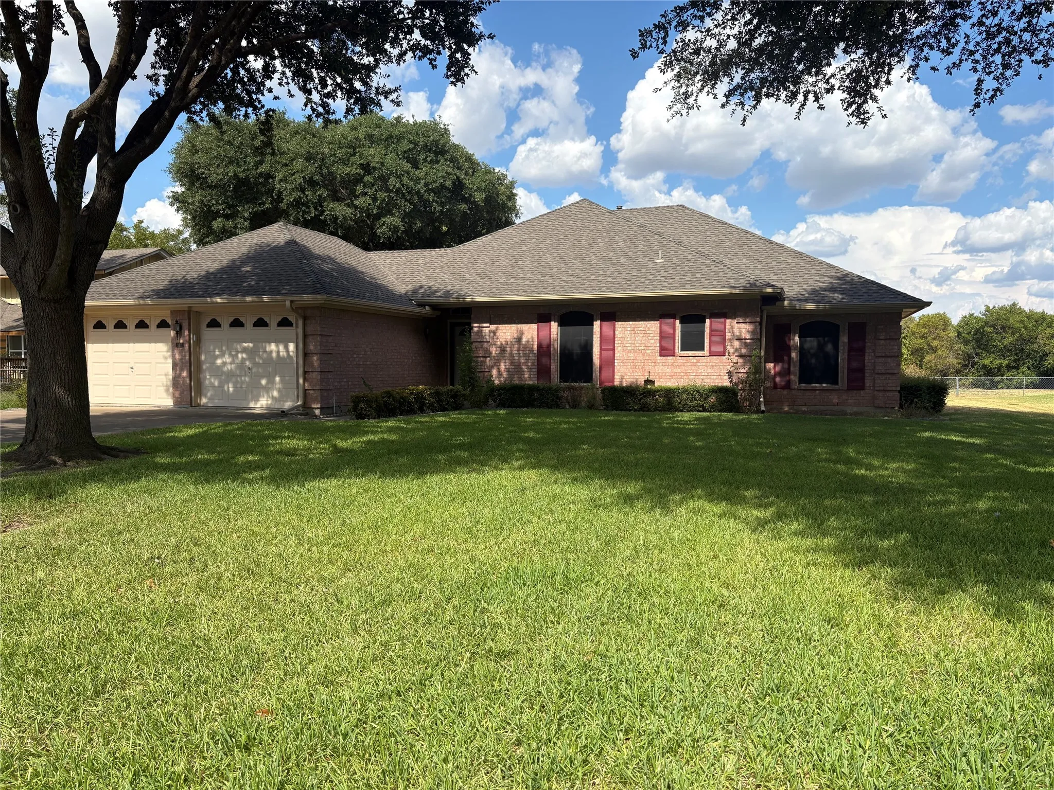Single Family Residence For Sale in Ellis County , 804 S PARIS Street, Ennis, Texas 75119, 3 Bedroom, 3 Bathroom, 2 Garage spaces, 1,726 Sqft, built in 1996, mls#21347566, Real Estate Agent in Ennis, Homes For Sale in Ellis county, Homes For Sale in Ennis, Realtor in Ennis Texas, Real Estate Brokerage Independent Realty Texas, Luminita Cordes Realtor