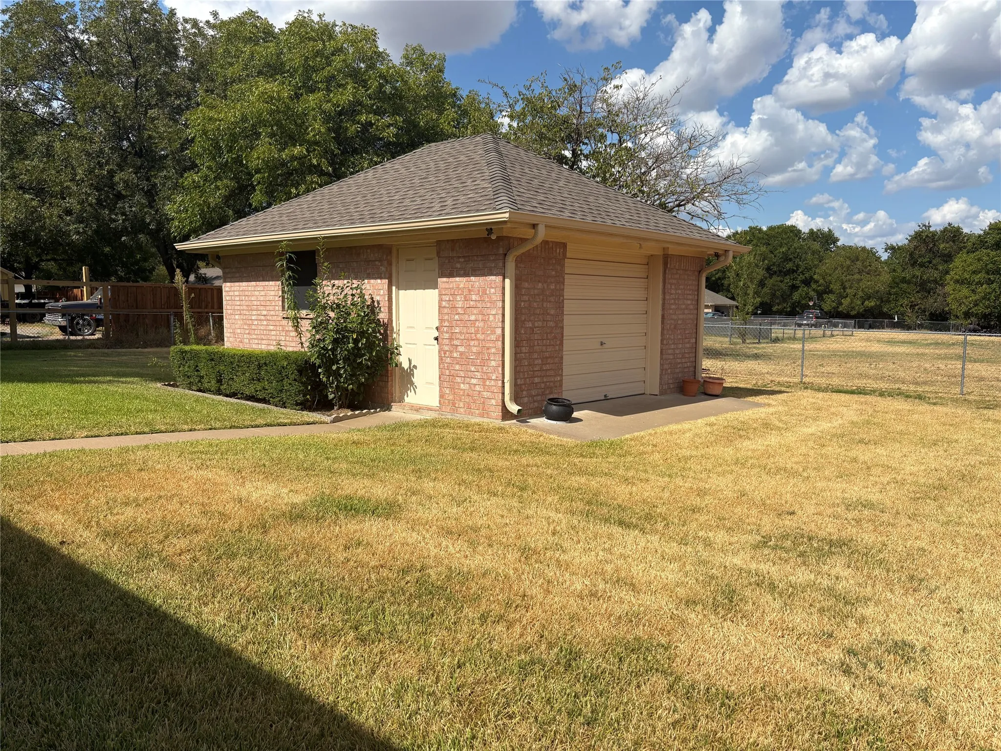 Single Family Residence For Sale in Ellis County , 804 S PARIS Street, Ennis, Texas 75119, 3 Bedroom, 3 Bathroom, 2 Garage spaces, 1,726 Sqft, built in 1996, mls#21347566, Real Estate Agent in Ennis, Homes For Sale in Ellis county, Homes For Sale in Ennis, Realtor in Ennis Texas, Real Estate Brokerage Independent Realty Texas, Luminita Cordes Realtor