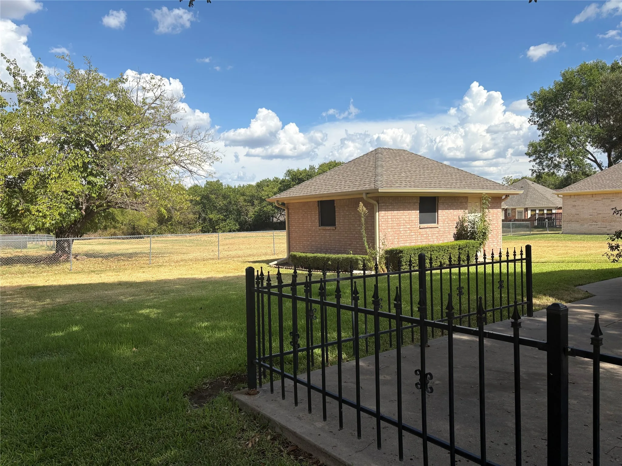 Single Family Residence For Sale in Ellis County , 804 S PARIS Street, Ennis, Texas 75119, 3 Bedroom, 3 Bathroom, 2 Garage spaces, 1,726 Sqft, built in 1996, mls#21347566, Real Estate Agent in Ennis, Homes For Sale in Ellis county, Homes For Sale in Ennis, Realtor in Ennis Texas, Real Estate Brokerage Independent Realty Texas, Luminita Cordes Realtor