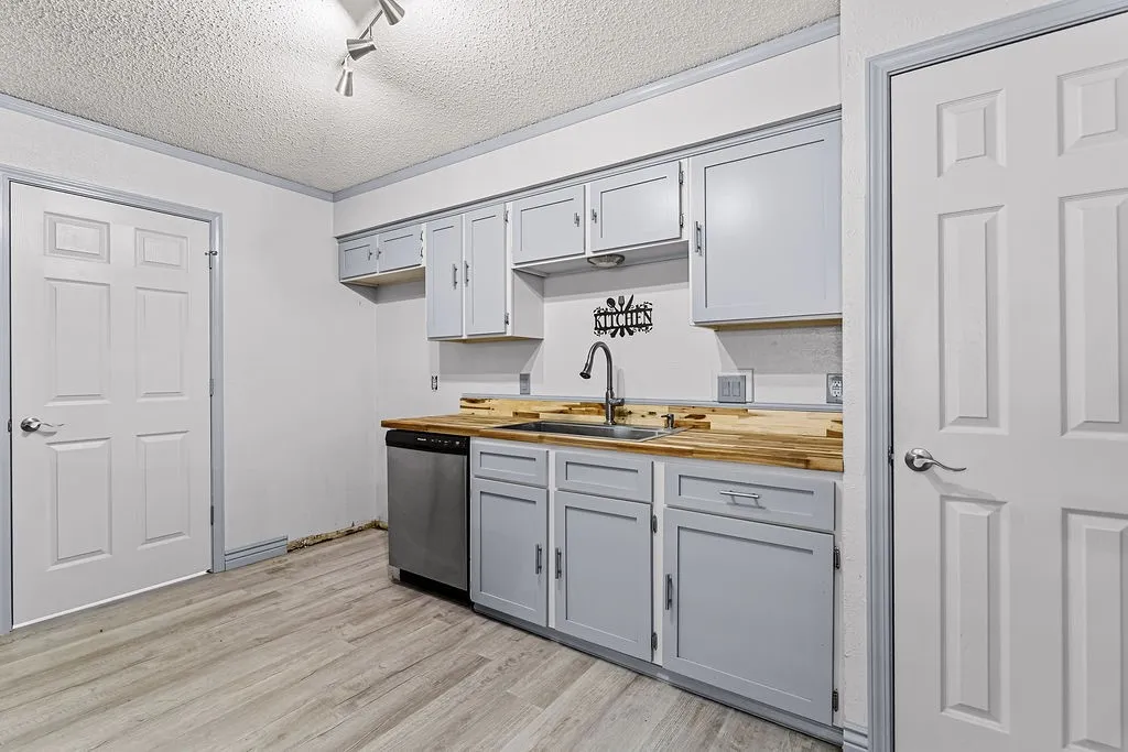 Single Family Residence For Sale in Tarrant County , 223 Countryside Drive, Arlington, Texas 76014, 3 Bedroom, 2 Bathroom, 2 Garage spaces, 1,218 Sqft, built in 1976, mls#21349620, Real Estate Agent in Arlington, Homes For Sale in Tarrant county, Homes For Sale in Arlington, Realtor in Arlington Texas, Real Estate Brokerage Independent Realty Texas, Luminita Cordes Realtor