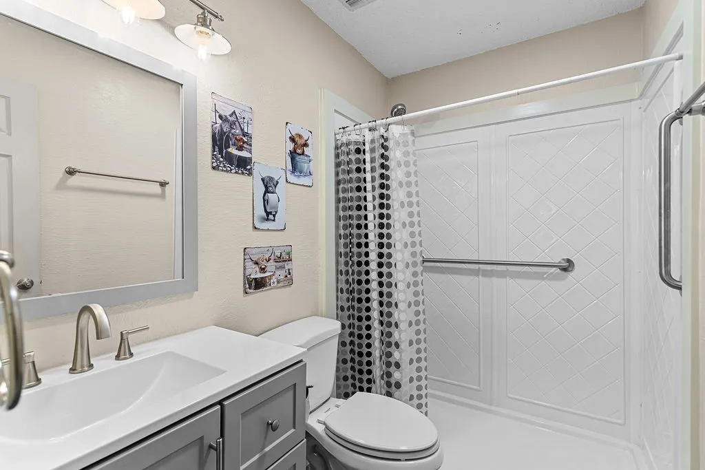Single Family Residence For Sale in Tarrant County , 223 Countryside Drive, Arlington, Texas 76014, 3 Bedroom, 2 Bathroom, 2 Garage spaces, 1,218 Sqft, built in 1976, mls#21349620, Real Estate Agent in Arlington, Homes For Sale in Tarrant county, Homes For Sale in Arlington, Realtor in Arlington Texas, Real Estate Brokerage Independent Realty Texas, Luminita Cordes Realtor