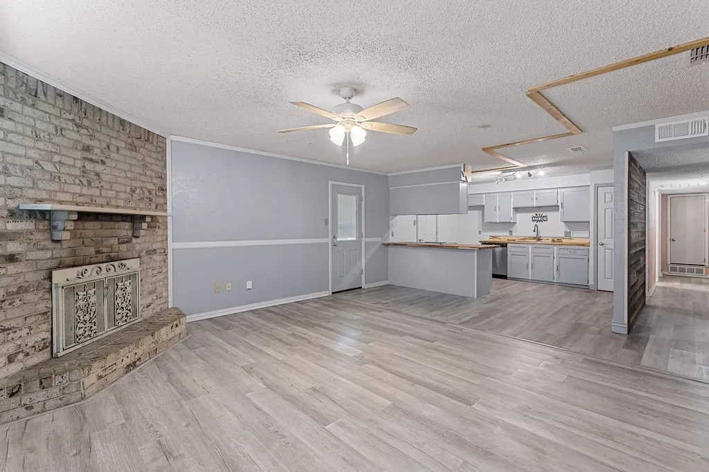 Single Family Residence For Sale in Tarrant County , 223 Countryside Drive, Arlington, Texas 76014, 3 Bedroom, 2 Bathroom, 2 Garage spaces, 1,218 Sqft, built in 1976, mls#21349620, Real Estate Agent in Arlington, Homes For Sale in Tarrant county, Homes For Sale in Arlington, Realtor in Arlington Texas, Real Estate Brokerage Independent Realty Texas, Luminita Cordes Realtor