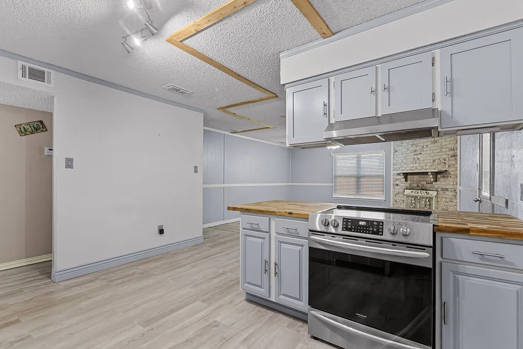 Single Family Residence For Sale in Tarrant County , 223 Countryside Drive, Arlington, Texas 76014, 3 Bedroom, 2 Bathroom, 2 Garage spaces, 1,218 Sqft, built in 1976, mls#21349620, Real Estate Agent in Arlington, Homes For Sale in Tarrant county, Homes For Sale in Arlington, Realtor in Arlington Texas, Real Estate Brokerage Independent Realty Texas, Luminita Cordes Realtor