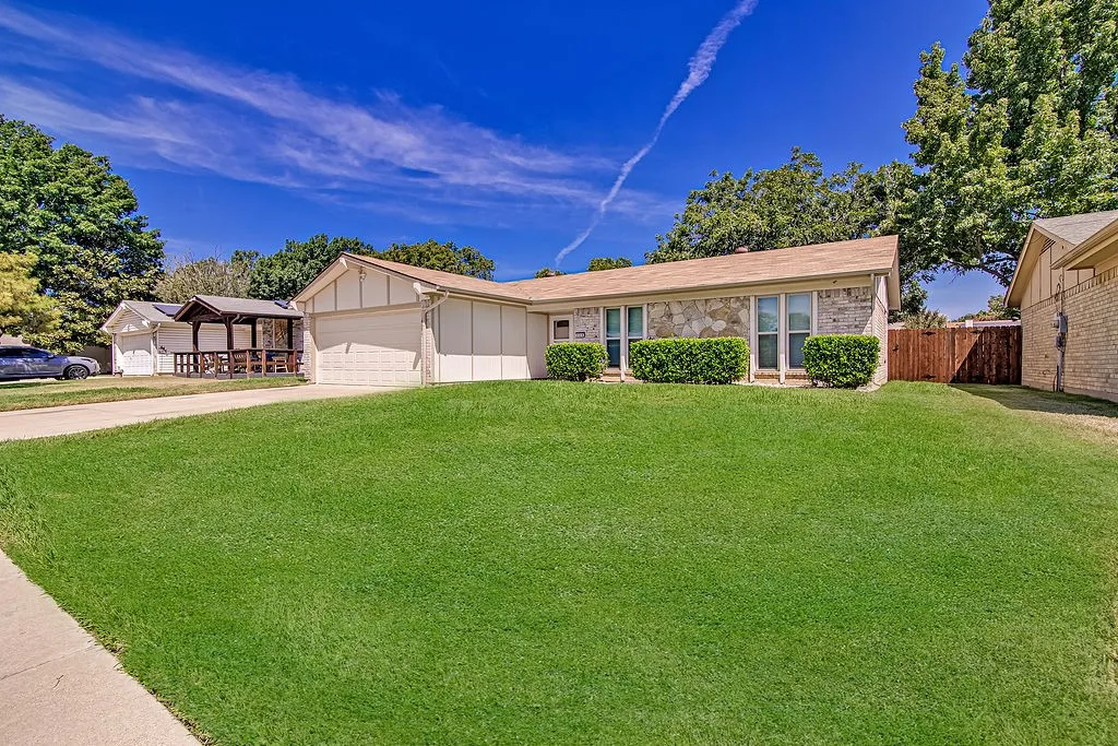 Single Family Residence For Sale in Tarrant County , 223 Countryside Drive, Arlington, Texas 76014, 3 Bedroom, 2 Bathroom, 2 Garage spaces, 1,218 Sqft, built in 1976, mls#21349620, Real Estate Agent in Arlington, Homes For Sale in Tarrant county, Homes For Sale in Arlington, Realtor in Arlington Texas, Real Estate Brokerage Independent Realty Texas, Luminita Cordes Realtor
