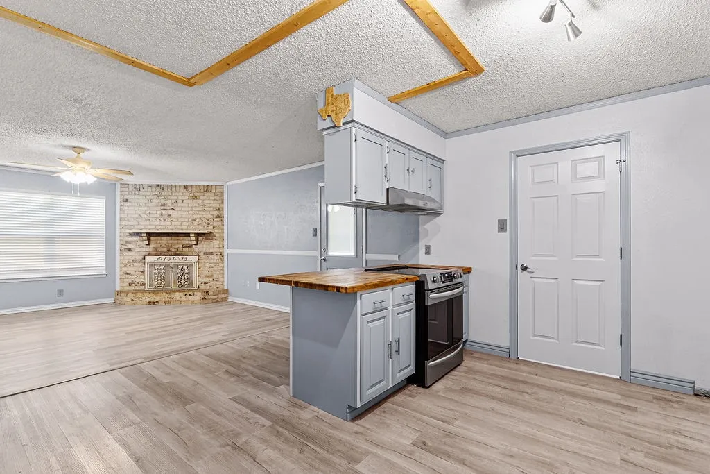 Single Family Residence For Sale in Tarrant County , 223 Countryside Drive, Arlington, Texas 76014, 3 Bedroom, 2 Bathroom, 2 Garage spaces, 1,218 Sqft, built in 1976, mls#21349620, Real Estate Agent in Arlington, Homes For Sale in Tarrant county, Homes For Sale in Arlington, Realtor in Arlington Texas, Real Estate Brokerage Independent Realty Texas, Luminita Cordes Realtor