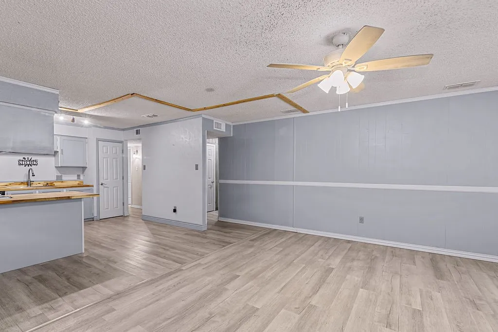 Single Family Residence For Sale in Tarrant County , 223 Countryside Drive, Arlington, Texas 76014, 3 Bedroom, 2 Bathroom, 2 Garage spaces, 1,218 Sqft, built in 1976, mls#21349620, Real Estate Agent in Arlington, Homes For Sale in Tarrant county, Homes For Sale in Arlington, Realtor in Arlington Texas, Real Estate Brokerage Independent Realty Texas, Luminita Cordes Realtor