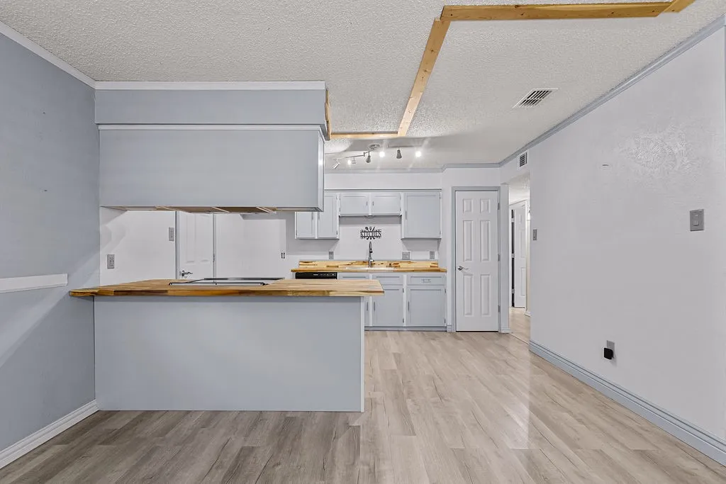 Single Family Residence For Sale in Tarrant County , 223 Countryside Drive, Arlington, Texas 76014, 3 Bedroom, 2 Bathroom, 2 Garage spaces, 1,218 Sqft, built in 1976, mls#21349620, Real Estate Agent in Arlington, Homes For Sale in Tarrant county, Homes For Sale in Arlington, Realtor in Arlington Texas, Real Estate Brokerage Independent Realty Texas, Luminita Cordes Realtor