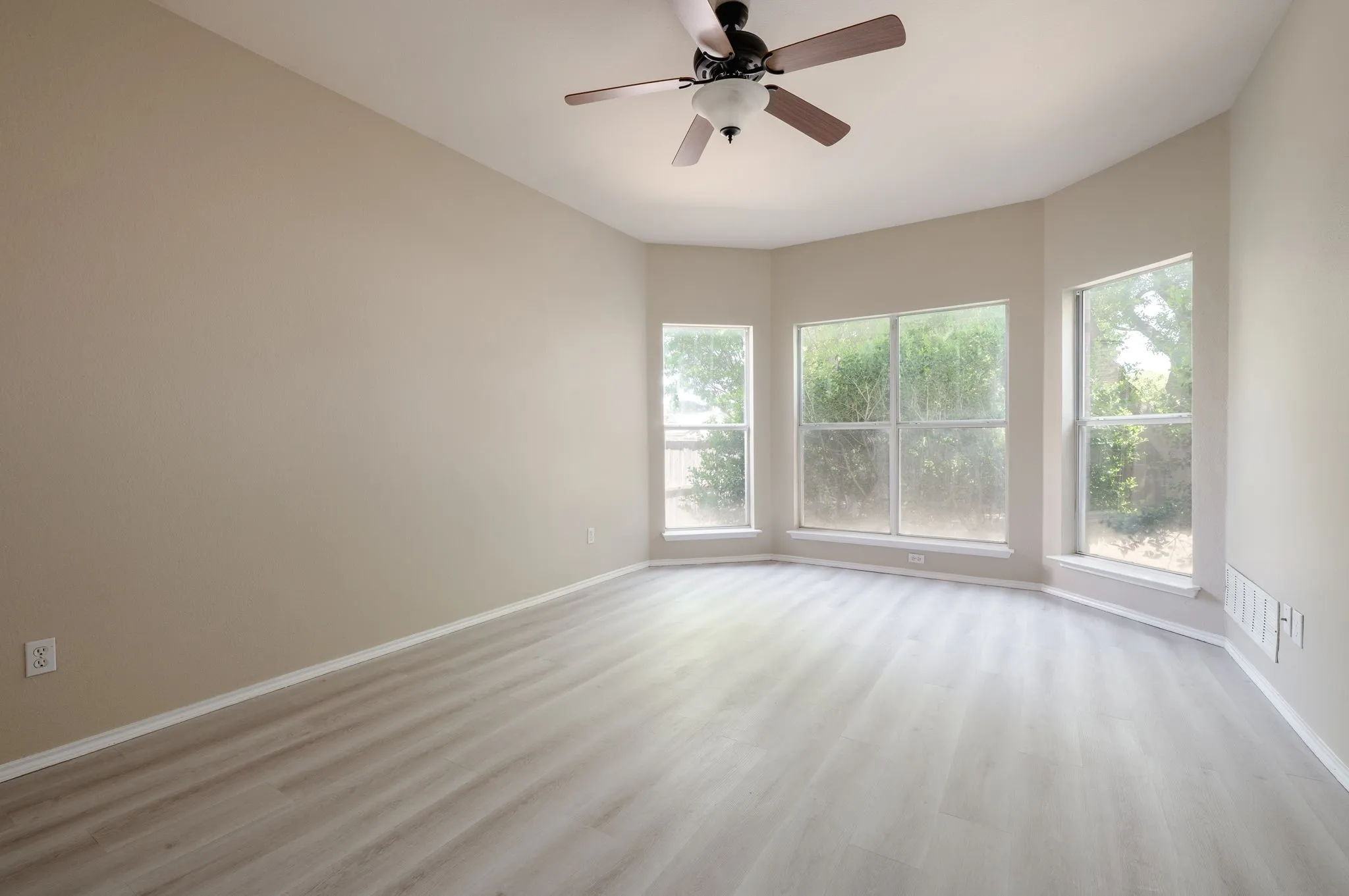 Single Family Residence For Sale in Collin County , 8708 Aviary Drive, Mc Kinney, Texas 75072, 4 Bedroom, 3 Bathroom, 2 Garage spaces, 2,381 Sqft, built in 1998, mls#21349639, Real Estate Agent in Mc Kinney, Homes For Sale in Collin county, Homes For Sale in Mc Kinney, Realtor in Mc Kinney Texas, Real Estate Brokerage Independent Realty Texas, Luminita Cordes Realtor