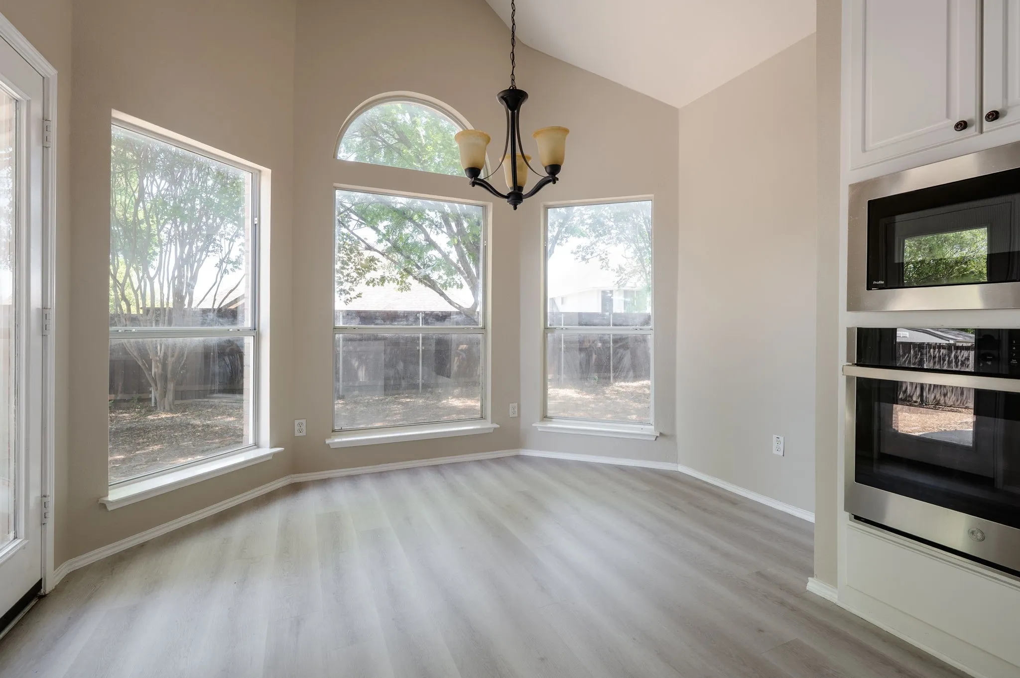Single Family Residence For Sale in Collin County , 8708 Aviary Drive, Mc Kinney, Texas 75072, 4 Bedroom, 3 Bathroom, 2 Garage spaces, 2,381 Sqft, built in 1998, mls#21349639, Real Estate Agent in Mc Kinney, Homes For Sale in Collin county, Homes For Sale in Mc Kinney, Realtor in Mc Kinney Texas, Real Estate Brokerage Independent Realty Texas, Luminita Cordes Realtor