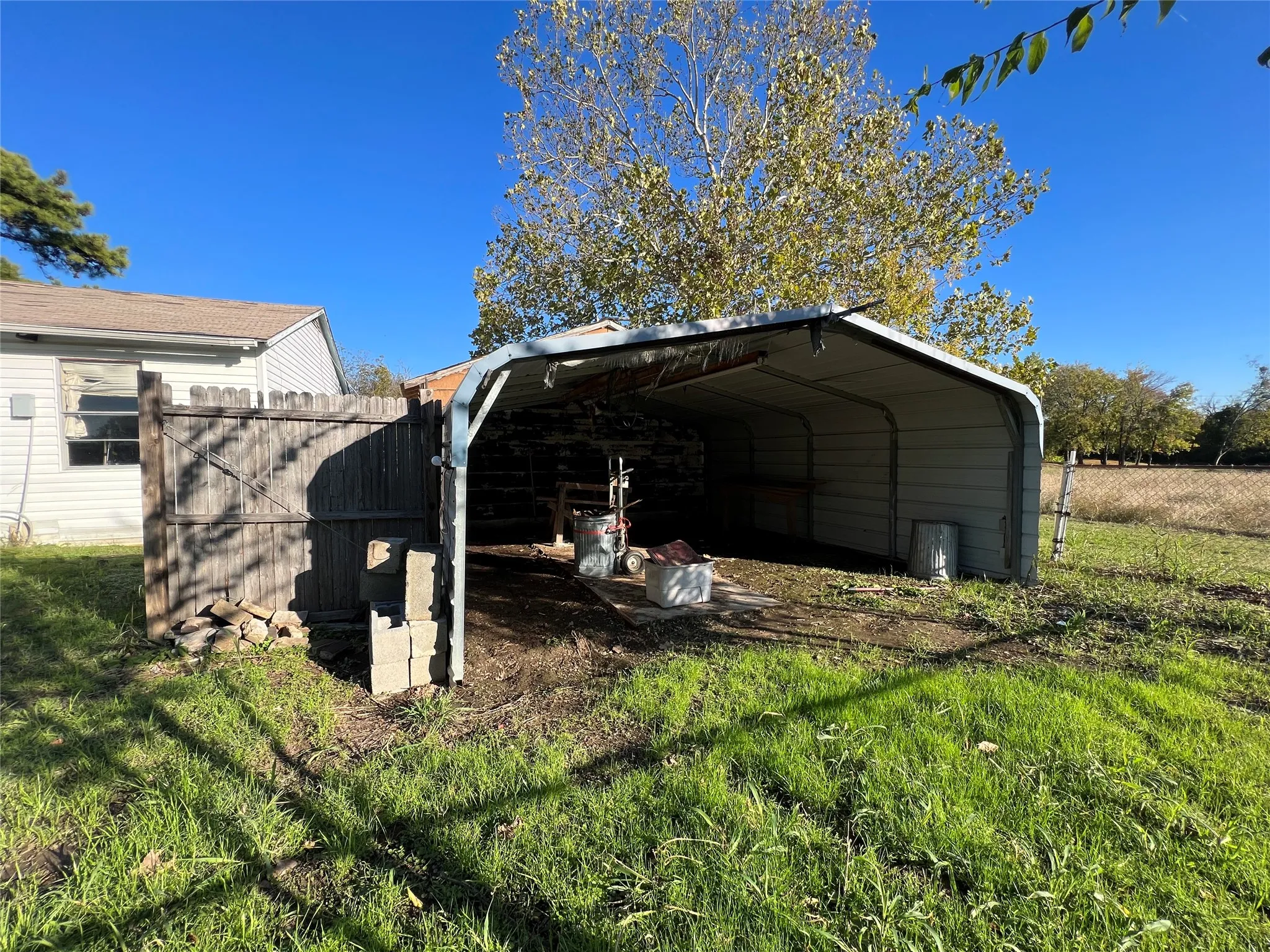 Single Family Residence For Sale in Rains County , 130 Calhoun Cove, East Tawakoni, Texas 75472, 3 Bedroom, 1 Bathroom, 2 Garage spaces, 1,515 Sqft, built in 1960, mls#21349642, Real Estate Agent in East Tawakoni, Homes For Sale in Rains county, Homes For Sale in East Tawakoni, Realtor in East Tawakoni Texas, Real Estate Brokerage Independent Realty Texas, Luminita Cordes Realtor