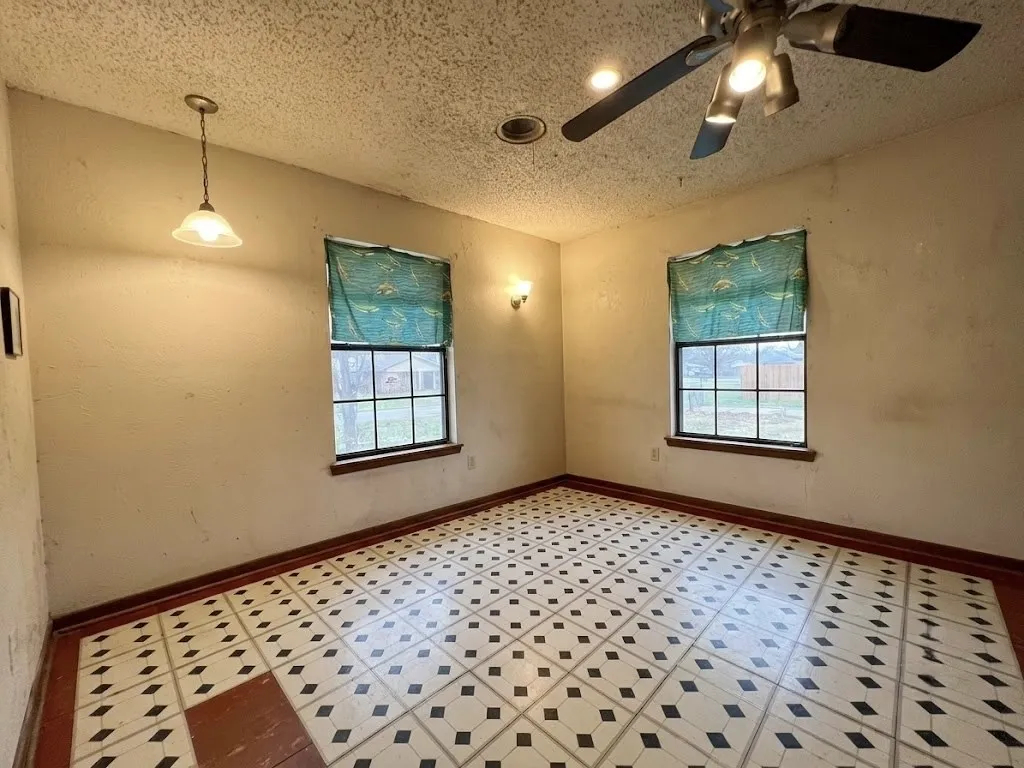 Single Family Residence For Sale in Rains County , 130 Calhoun Cove, East Tawakoni, Texas 75472, 3 Bedroom, 1 Bathroom, 2 Garage spaces, 1,515 Sqft, built in 1960, mls#21349642, Real Estate Agent in East Tawakoni, Homes For Sale in Rains county, Homes For Sale in East Tawakoni, Realtor in East Tawakoni Texas, Real Estate Brokerage Independent Realty Texas, Luminita Cordes Realtor
