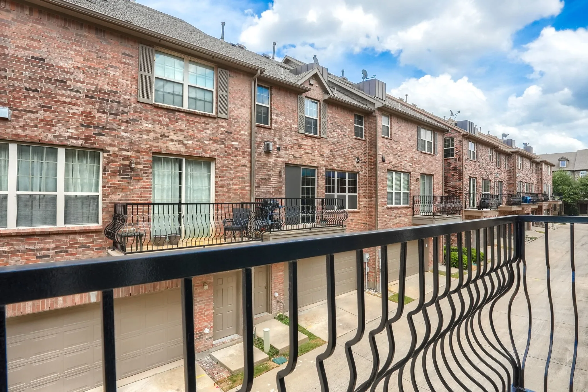 Townhouse For Sale in Dallas County , 3885 Asbury Lane, Addison, Texas 75001, 3 Bedrooms, 4 Bathrooms, 2 Garage spaces, 2,467 Sqft, built in 2009, Price $465,000, mls#21349594, Real Estate Agent in Addison, Homes For Sale in Dallas county, Homes For Sale in Addison, Realtor in Addison Texas, Real Estate Brokerage Independent Realty Texas, Luminita Cordes Realtor