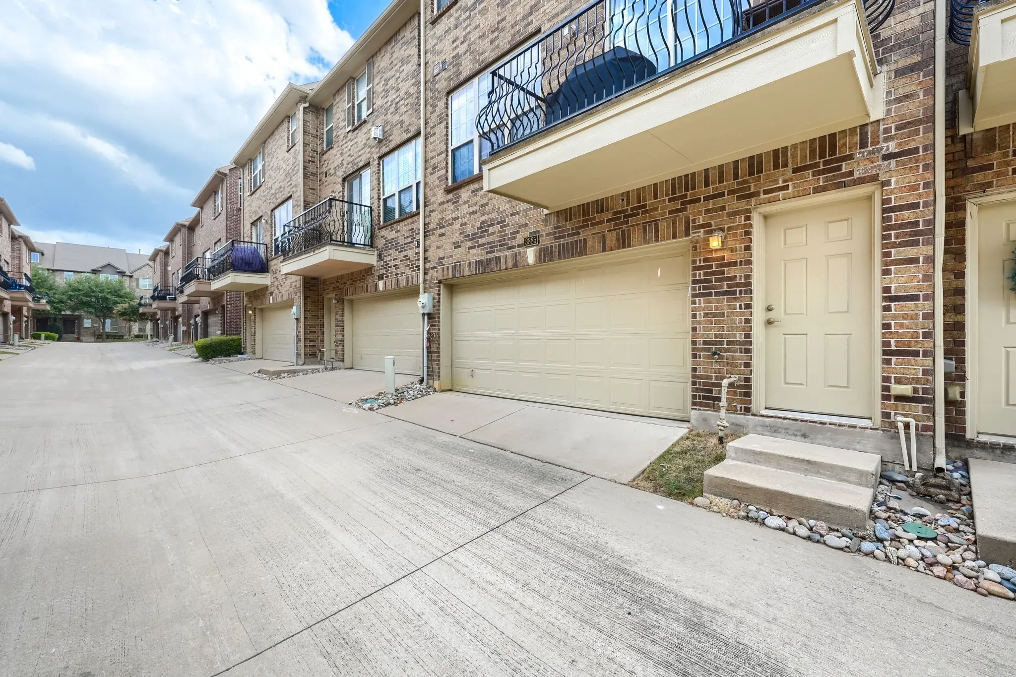 Townhouse For Sale in Dallas County , 3885 Asbury Lane, Addison, Texas 75001, 3 Bedrooms, 4 Bathrooms, 2 Garage spaces, 2,467 Sqft, built in 2009, Price $465,000, mls#21349594, Real Estate Agent in Addison, Homes For Sale in Dallas county, Homes For Sale in Addison, Realtor in Addison Texas, Real Estate Brokerage Independent Realty Texas, Luminita Cordes Realtor