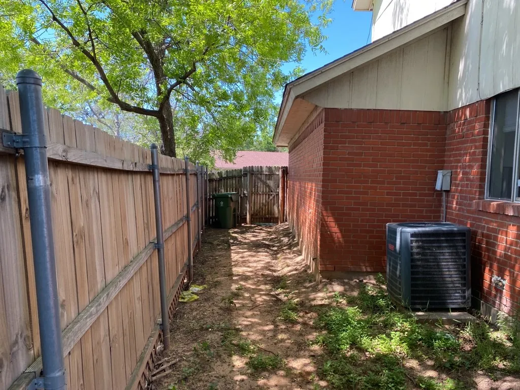 Duplex For Rent in Tarrant County , 627 Overlook Court, Arlington, Texas 76012, 3 Bedroom, 3 Bathroom, 2 Garage spaces, 2,349 Sqft, built in 1978, mls#21349646, Real Estate Agent in Arlington, Homes For Rent in Tarrant county, Homes For Rent in Arlington, Realtor in Arlington Texas, Real Estate Brokerage Independent Realty Texas, Luminita Cordes Realtor