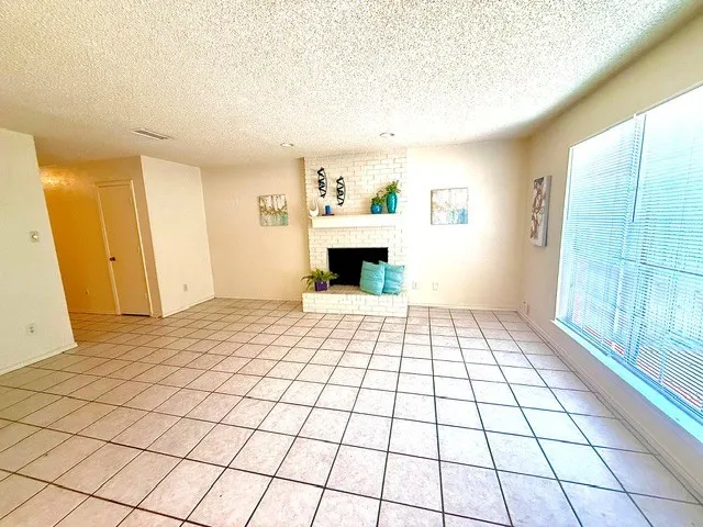 Duplex For Rent in Tarrant County , 627 Overlook Court, Arlington, Texas 76012, 3 Bedroom, 3 Bathroom, 2 Garage spaces, 2,349 Sqft, built in 1978, mls#21349646, Real Estate Agent in Arlington, Homes For Rent in Tarrant county, Homes For Rent in Arlington, Realtor in Arlington Texas, Real Estate Brokerage Independent Realty Texas, Luminita Cordes Realtor