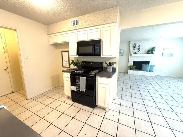 Duplex For Rent in Tarrant County , 627 Overlook Court, Arlington, Texas 76012, 3 Bedroom, 3 Bathroom, 2 Garage spaces, 2,349 Sqft, built in 1978, mls#21349646, Real Estate Agent in Arlington, Homes For Rent in Tarrant county, Homes For Rent in Arlington, Realtor in Arlington Texas, Real Estate Brokerage Independent Realty Texas, Luminita Cordes Realtor