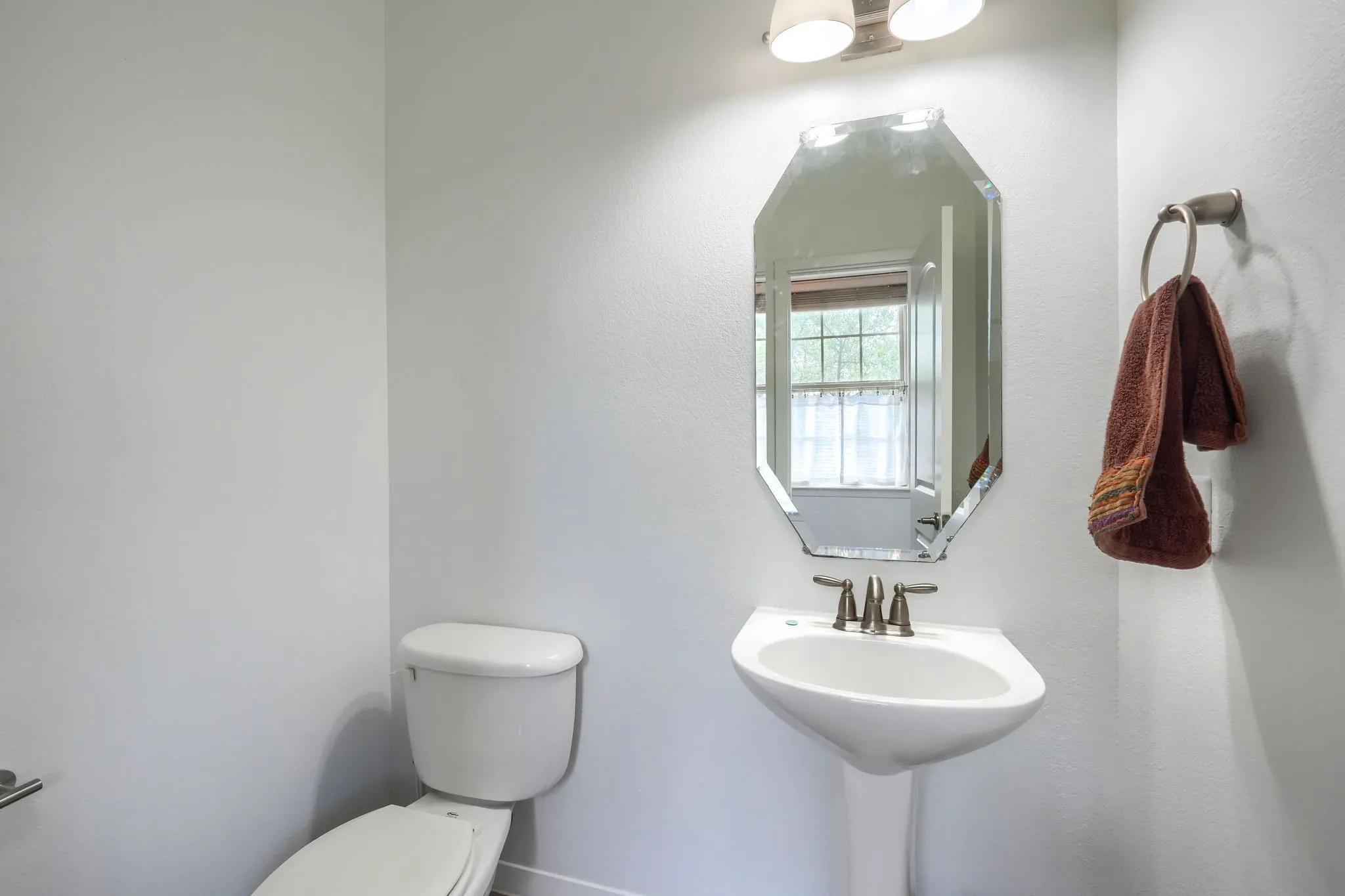 Townhouse For Rent in Dallas County , 3885 Asbury Lane, Addison, Texas 75001, 3 Bedroom, 4 Bathroom, 2 Garage spaces, 2,467 Sqft, built in 2009, mls#21349599, Real Estate Agent in Addison, Homes For Rent in Dallas county, Homes For Rent in Addison, Realtor in Addison Texas, Real Estate Brokerage Independent Realty Texas, Luminita Cordes Realtor
