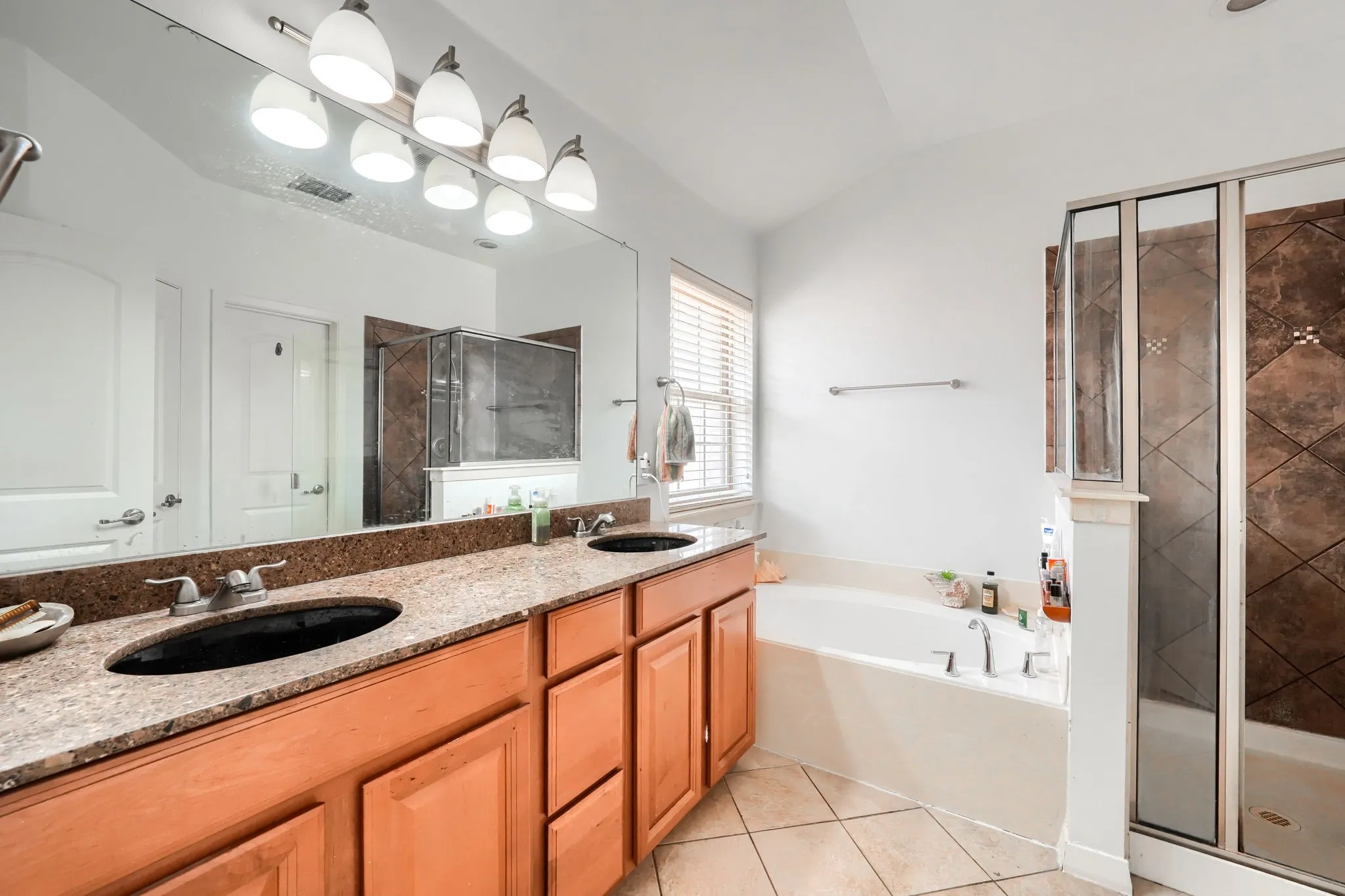Townhouse For Rent in Dallas County , 3885 Asbury Lane, Addison, Texas 75001, 3 Bedroom, 4 Bathroom, 2 Garage spaces, 2,467 Sqft, built in 2009, mls#21349599, Real Estate Agent in Addison, Homes For Rent in Dallas county, Homes For Rent in Addison, Realtor in Addison Texas, Real Estate Brokerage Independent Realty Texas, Luminita Cordes Realtor