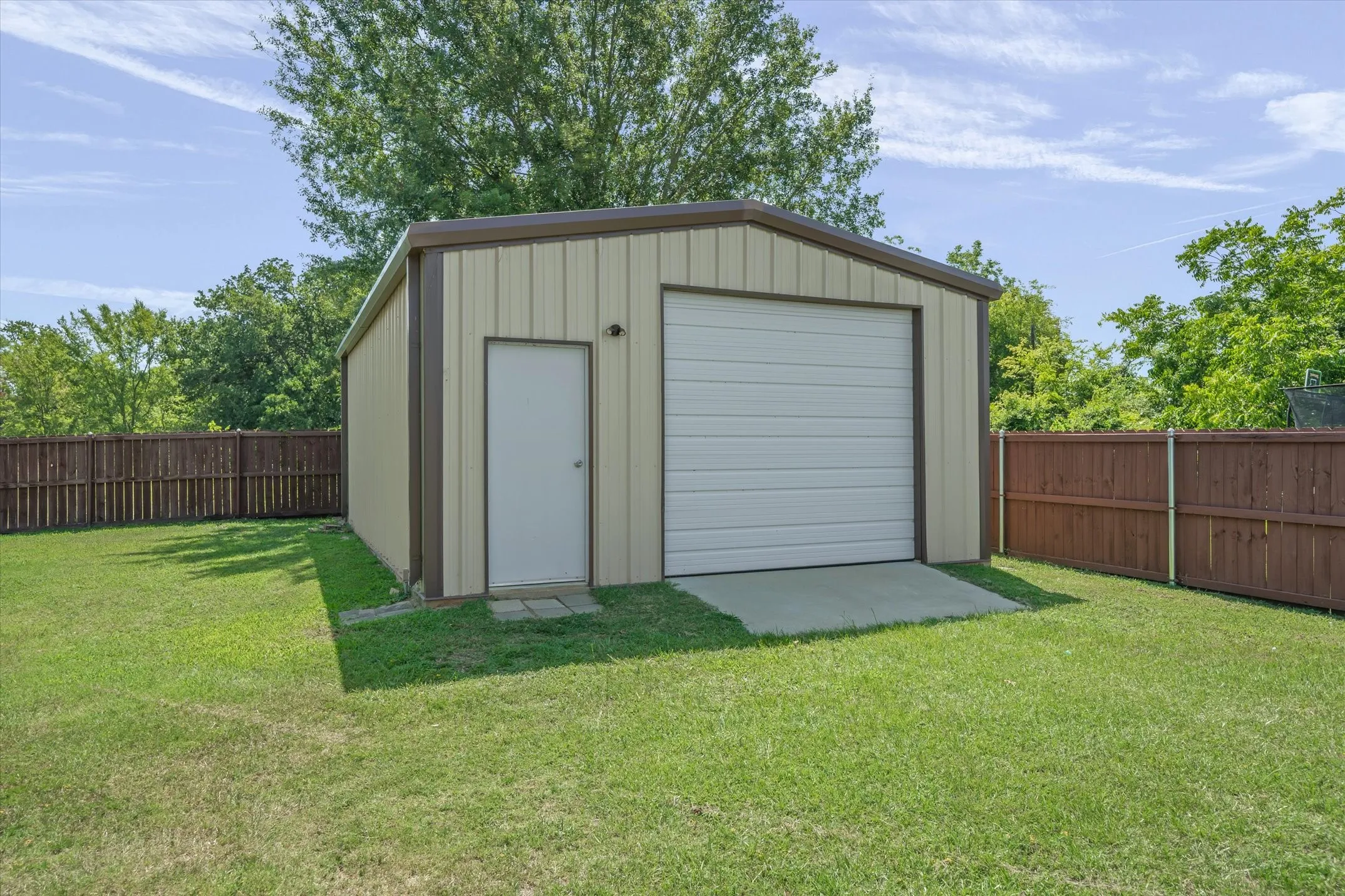Single Family Residence For Sale in Van Zandt County , 180 N Bois D Arc Street, Van, Texas 75790, 3 Bedroom, 2 Bathroom, 2 Garage spaces, 1,844 Sqft, built in 2015, mls#21349643, Real Estate Agent in Van, Homes For Sale in Van Zandt county, Homes For Sale in Van, Realtor in Van Texas, Real Estate Brokerage Independent Realty Texas, Luminita Cordes Realtor