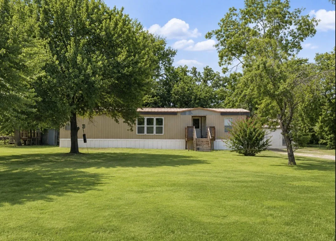 Mobile Home For Sale in Wise County , 163 Private Road 1307, Bridgeport, Texas 76426, 3 Bedroom, 2 Bathroom, Garage spaces, 1,680 Sqft, built in 1984, mls#21349654, Real Estate Agent in Bridgeport, Homes For Sale in Wise county, Homes For Sale in Bridgeport, Realtor in Bridgeport Texas, Real Estate Brokerage Independent Realty Texas, Luminita Cordes Realtor