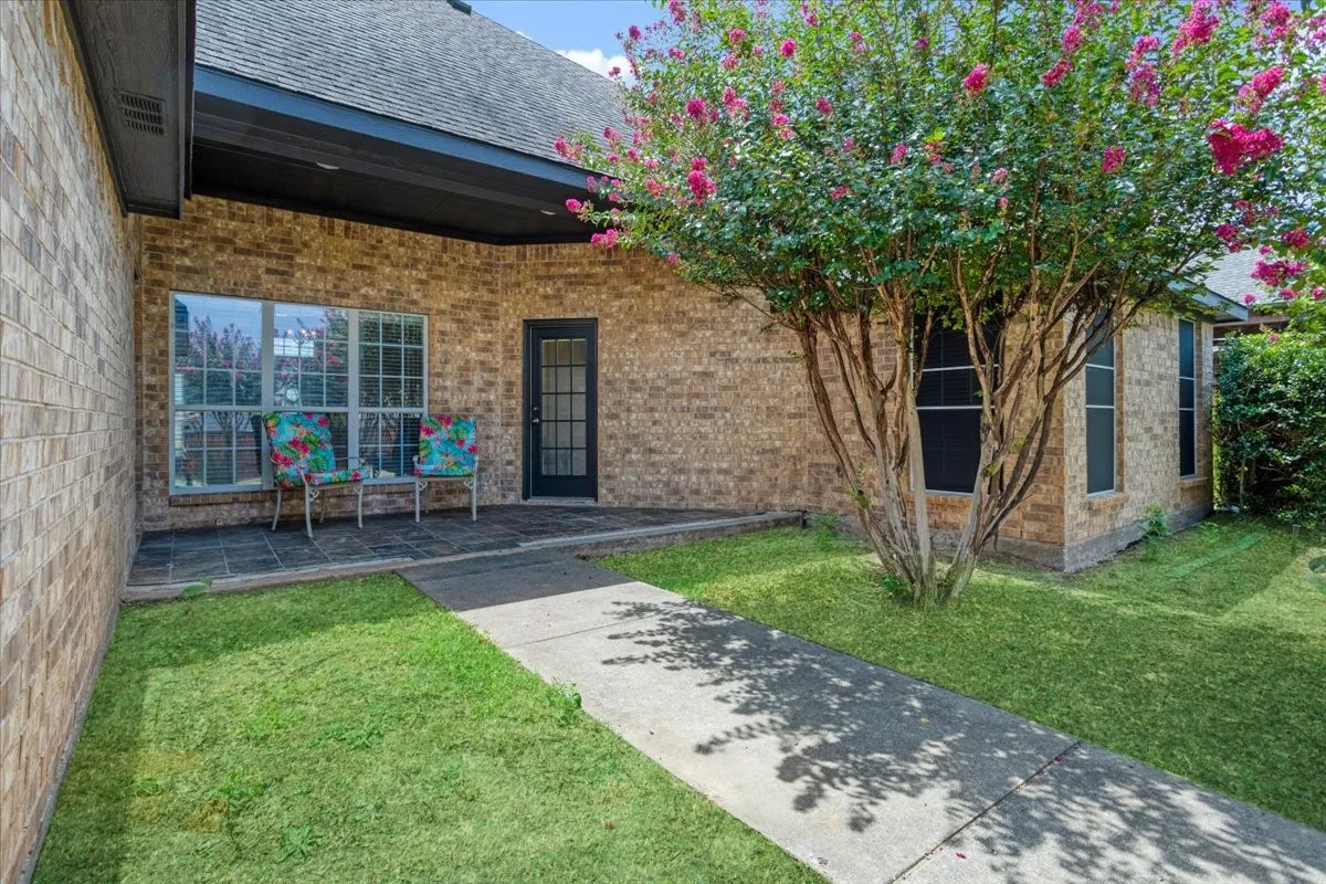 Sit out on your covered patio in the shade of the crepe myrtle trees and enjoy your morning coffee or evening beverage!
