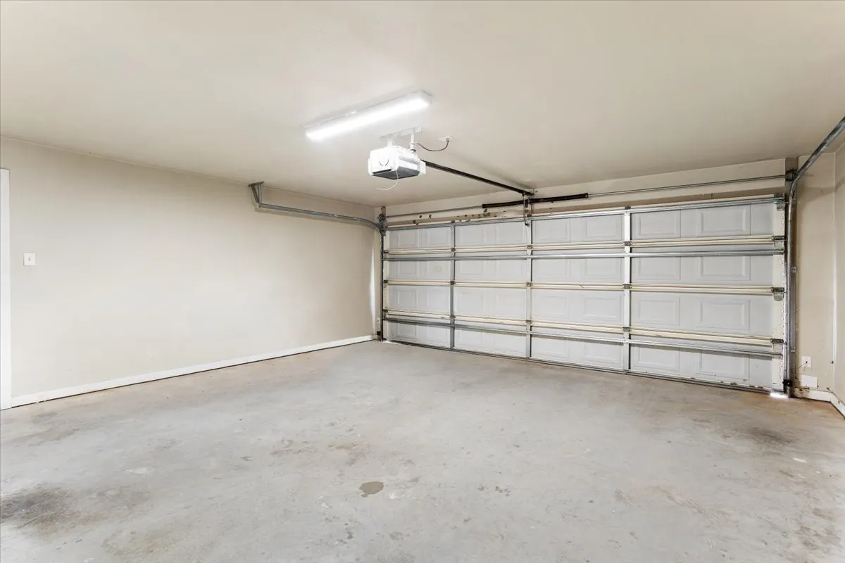 Single Family Residence For Sale in Grayson County , 1609 Pecan Grove Road E, Sherman, Texas 75090, 3 Bedroom, 2 Bathroom, 2 Garage spaces, 2,019 Sqft, built in 2004, mls#21349408, Real Estate Agent in Sherman, Homes For Sale in Grayson county, Homes For Sale in Sherman, Realtor in Sherman Texas, Real Estate Brokerage Independent Realty Texas, Luminita Cordes Realtor
