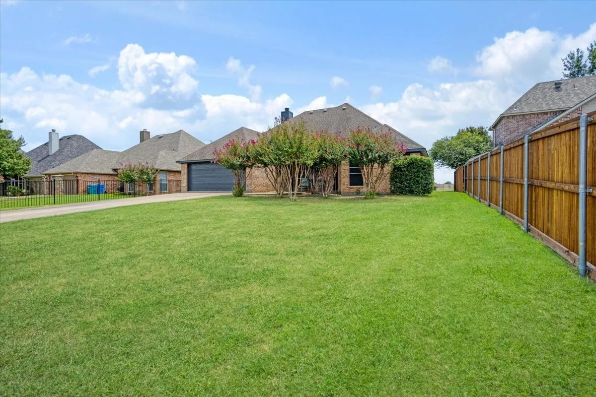 Single Family Residence For Sale in Grayson County , 1609 Pecan Grove Road E, Sherman, Texas 75090, 3 Bedroom, 2 Bathroom, 2 Garage spaces, 2,019 Sqft, built in 2004, mls#21349408, Real Estate Agent in Sherman, Homes For Sale in Grayson county, Homes For Sale in Sherman, Realtor in Sherman Texas, Real Estate Brokerage Independent Realty Texas, Luminita Cordes Realtor