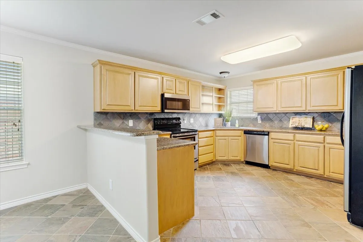 Single Family Residence For Sale in Grayson County , 1609 Pecan Grove Road E, Sherman, Texas 75090, 3 Bedroom, 2 Bathroom, 2 Garage spaces, 2,019 Sqft, built in 2004, mls#21349408, Real Estate Agent in Sherman, Homes For Sale in Grayson county, Homes For Sale in Sherman, Realtor in Sherman Texas, Real Estate Brokerage Independent Realty Texas, Luminita Cordes Realtor
