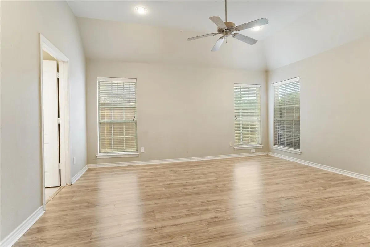 Single Family Residence For Sale in Grayson County , 1609 Pecan Grove Road E, Sherman, Texas 75090, 3 Bedroom, 2 Bathroom, 2 Garage spaces, 2,019 Sqft, built in 2004, mls#21349408, Real Estate Agent in Sherman, Homes For Sale in Grayson county, Homes For Sale in Sherman, Realtor in Sherman Texas, Real Estate Brokerage Independent Realty Texas, Luminita Cordes Realtor