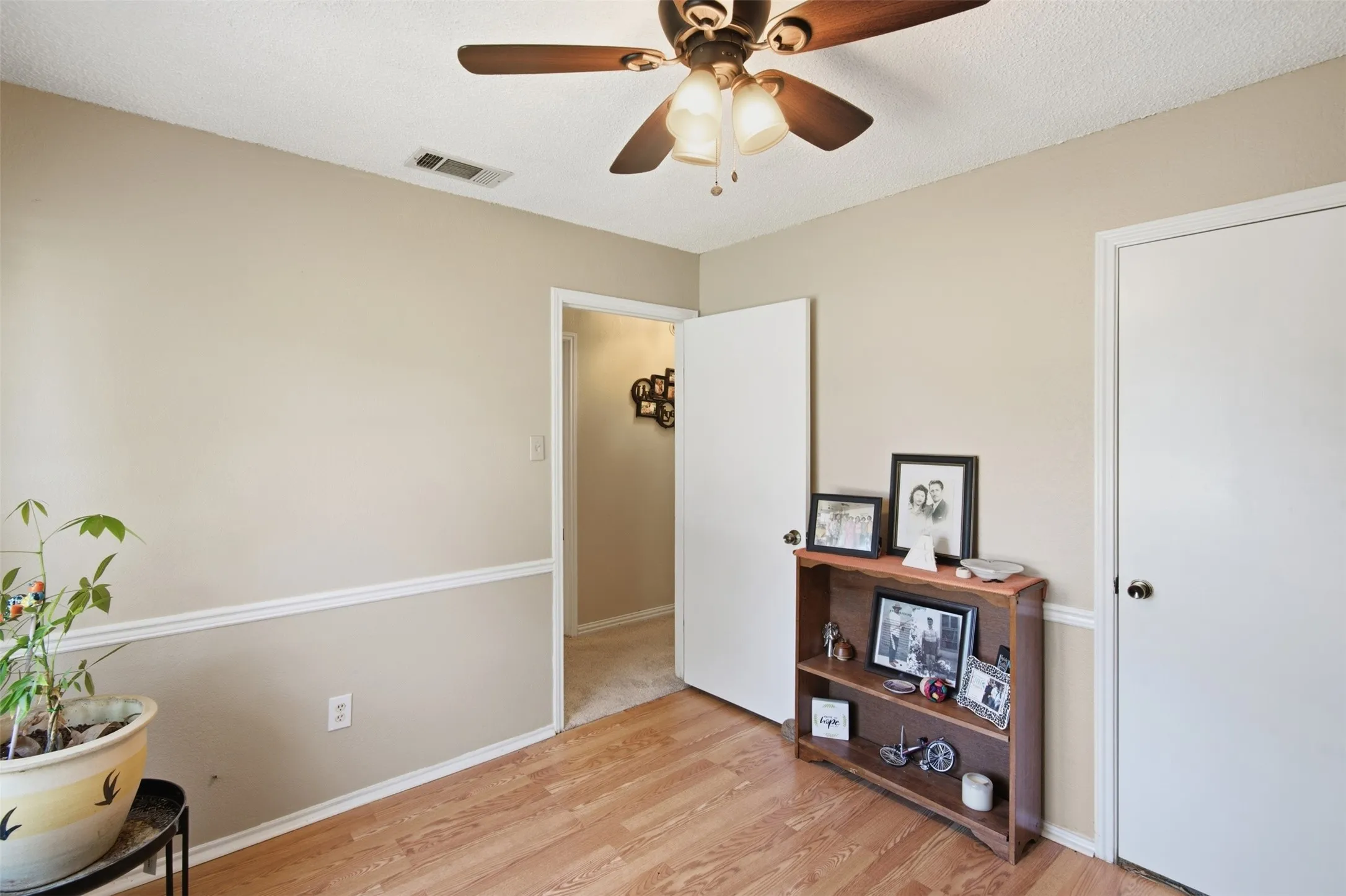 Single Family Residence For Sale in Dallas County , 1500 Laredo Lane, Mesquite, Texas 75150, 3 Bedroom, 2 Bathroom, 2 Garage spaces, 1,436 Sqft, built in 1983, mls#21349665, Real Estate Agent in Mesquite, Homes For Sale in Dallas county, Homes For Sale in Mesquite, Realtor in Mesquite Texas, Real Estate Brokerage Independent Realty Texas, Luminita Cordes Realtor