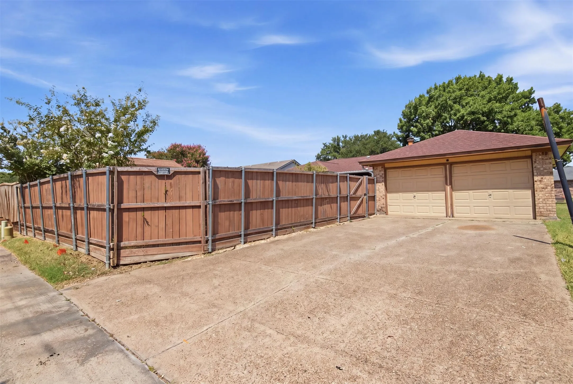 Single Family Residence For Sale in Dallas County , 1500 Laredo Lane, Mesquite, Texas 75150, 3 Bedroom, 2 Bathroom, 2 Garage spaces, 1,436 Sqft, built in 1983, mls#21349665, Real Estate Agent in Mesquite, Homes For Sale in Dallas county, Homes For Sale in Mesquite, Realtor in Mesquite Texas, Real Estate Brokerage Independent Realty Texas, Luminita Cordes Realtor