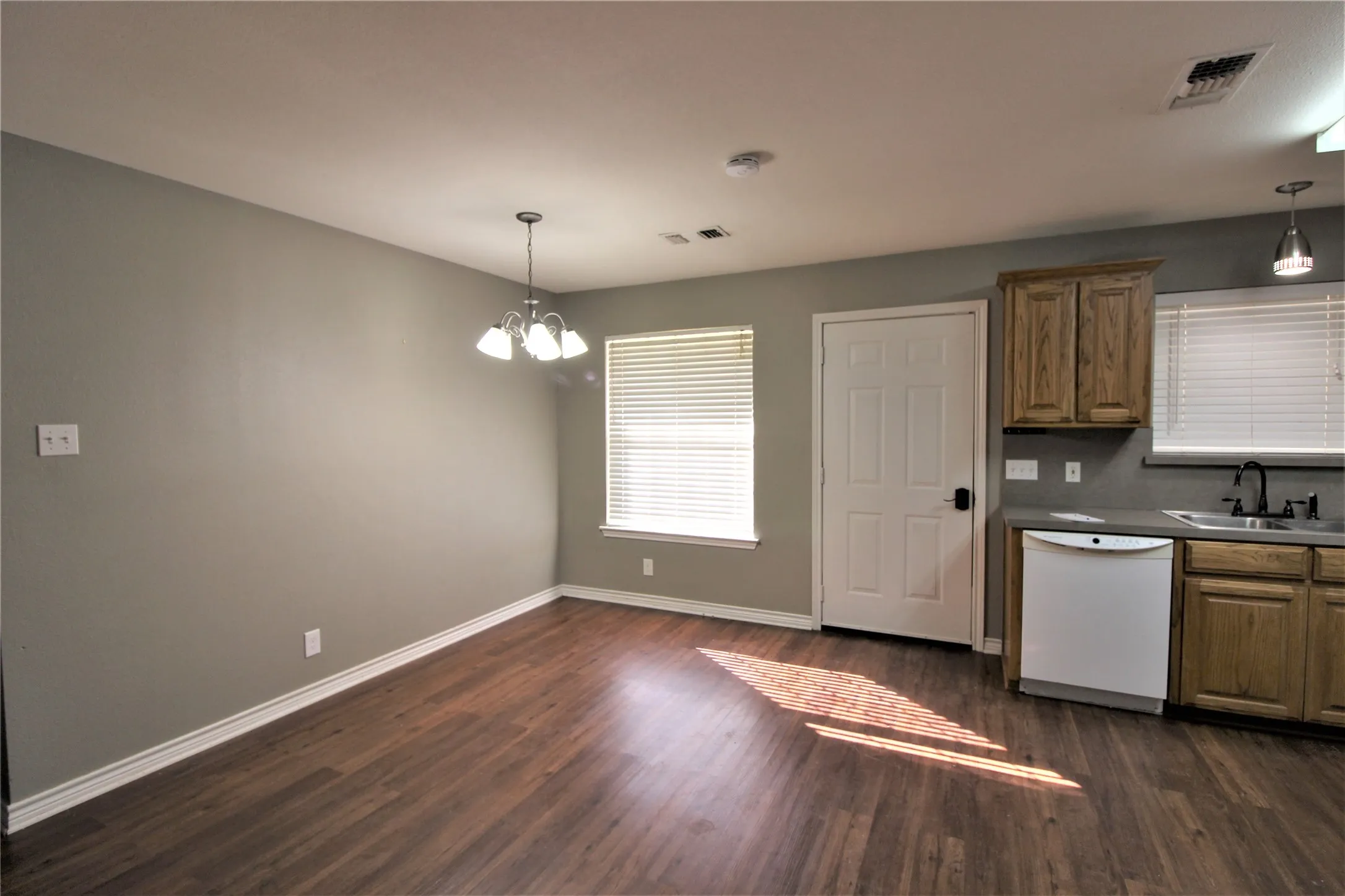 Single Family Residence For Rent in Grayson County , 105 Church Street, Whitesboro, Texas 76273, 3 Bedroom, 2 Bathroom, Garage spaces, 1,147 Sqft, built in 2002, mls#21348801, Real Estate Agent in Whitesboro, Homes For Rent in Grayson county, Homes For Rent in Whitesboro, Realtor in Whitesboro Texas, Real Estate Brokerage Independent Realty Texas, Luminita Cordes Realtor