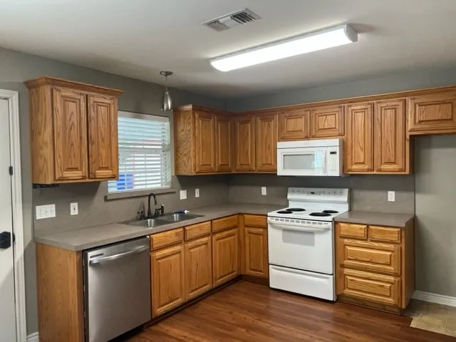 Single Family Residence For Rent in Grayson County , 105 Church Street, Whitesboro, Texas 76273, 3 Bedroom, 2 Bathroom, Garage spaces, 1,147 Sqft, built in 2002, mls#21348801, Real Estate Agent in Whitesboro, Homes For Rent in Grayson county, Homes For Rent in Whitesboro, Realtor in Whitesboro Texas, Real Estate Brokerage Independent Realty Texas, Luminita Cordes Realtor