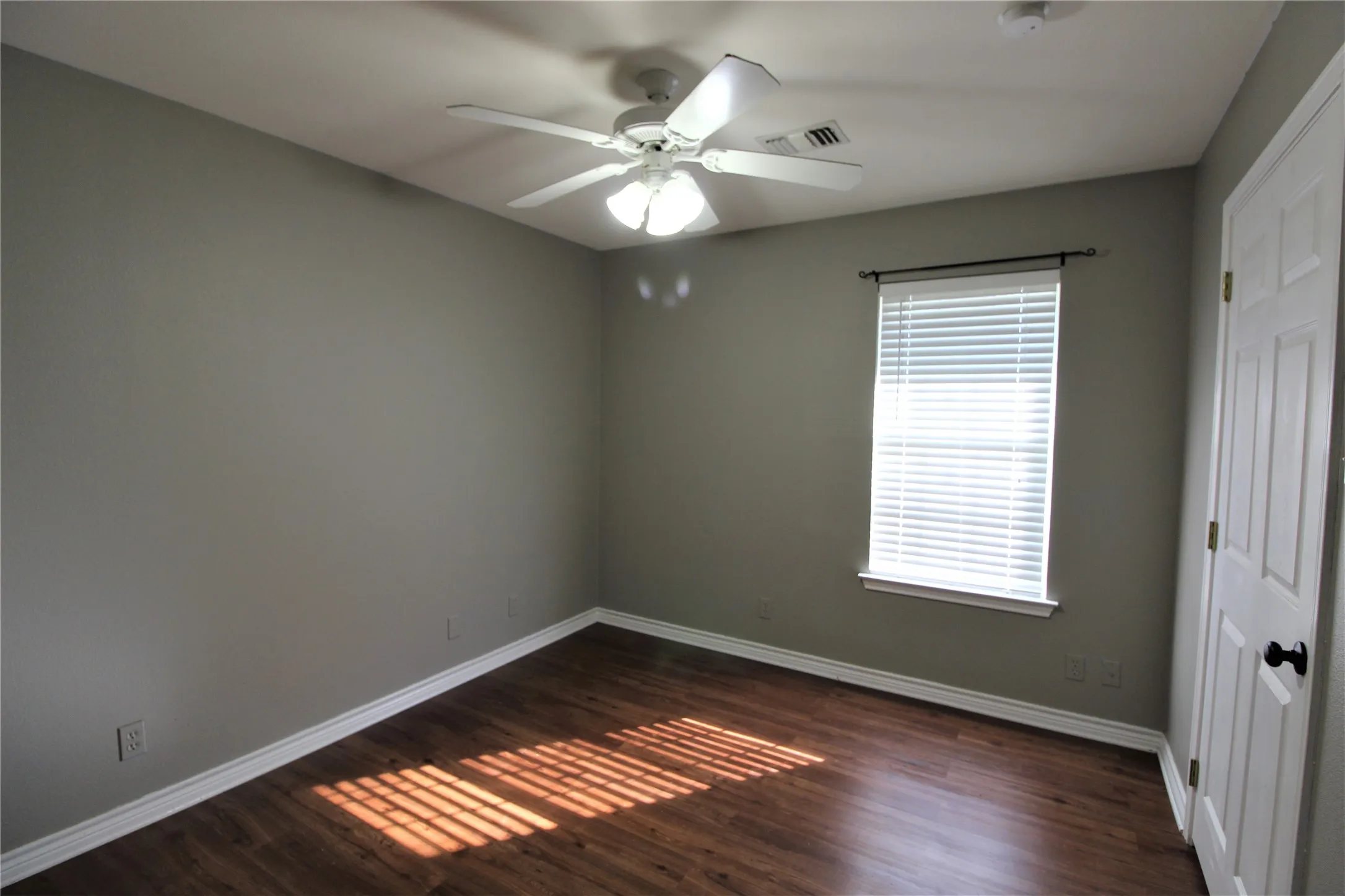 Single Family Residence For Rent in Grayson County , 105 Church Street, Whitesboro, Texas 76273, 3 Bedroom, 2 Bathroom, Garage spaces, 1,147 Sqft, built in 2002, mls#21348801, Real Estate Agent in Whitesboro, Homes For Rent in Grayson county, Homes For Rent in Whitesboro, Realtor in Whitesboro Texas, Real Estate Brokerage Independent Realty Texas, Luminita Cordes Realtor