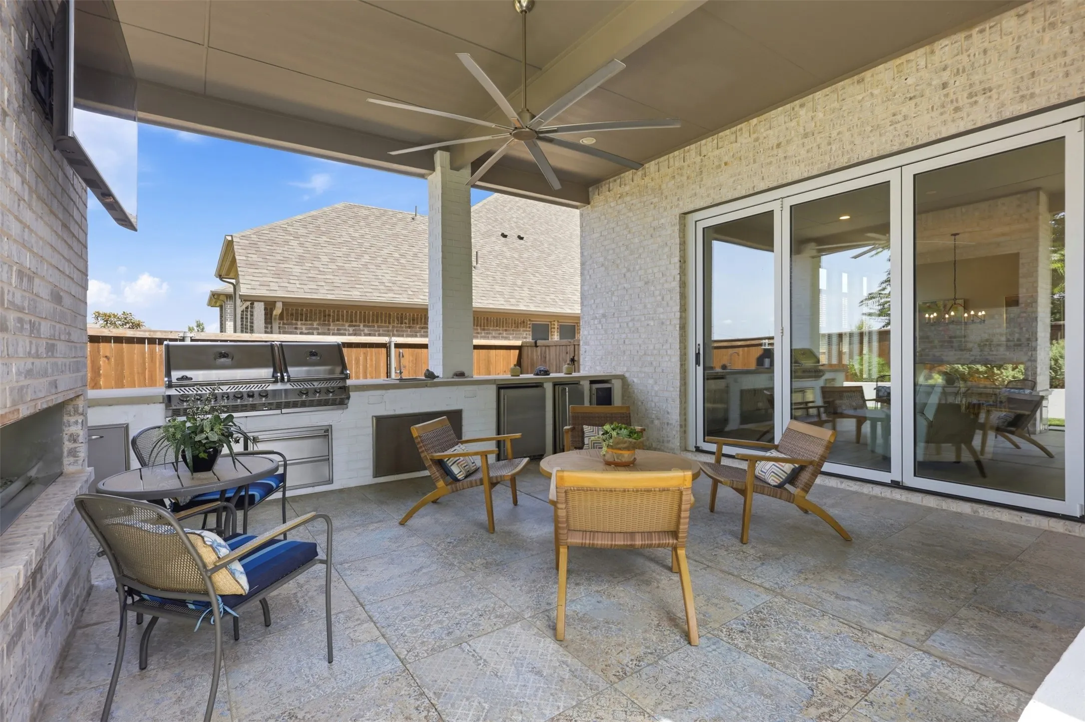 Folding doors with screen
