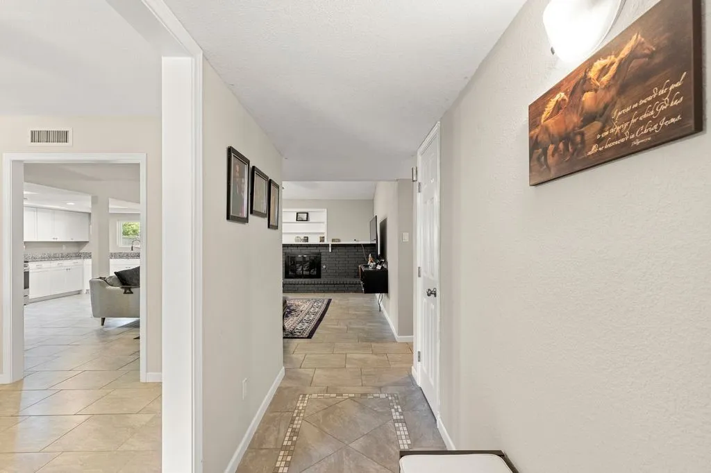 Neutral-toned walls complement the light-colored tile flooring with a decorative inset